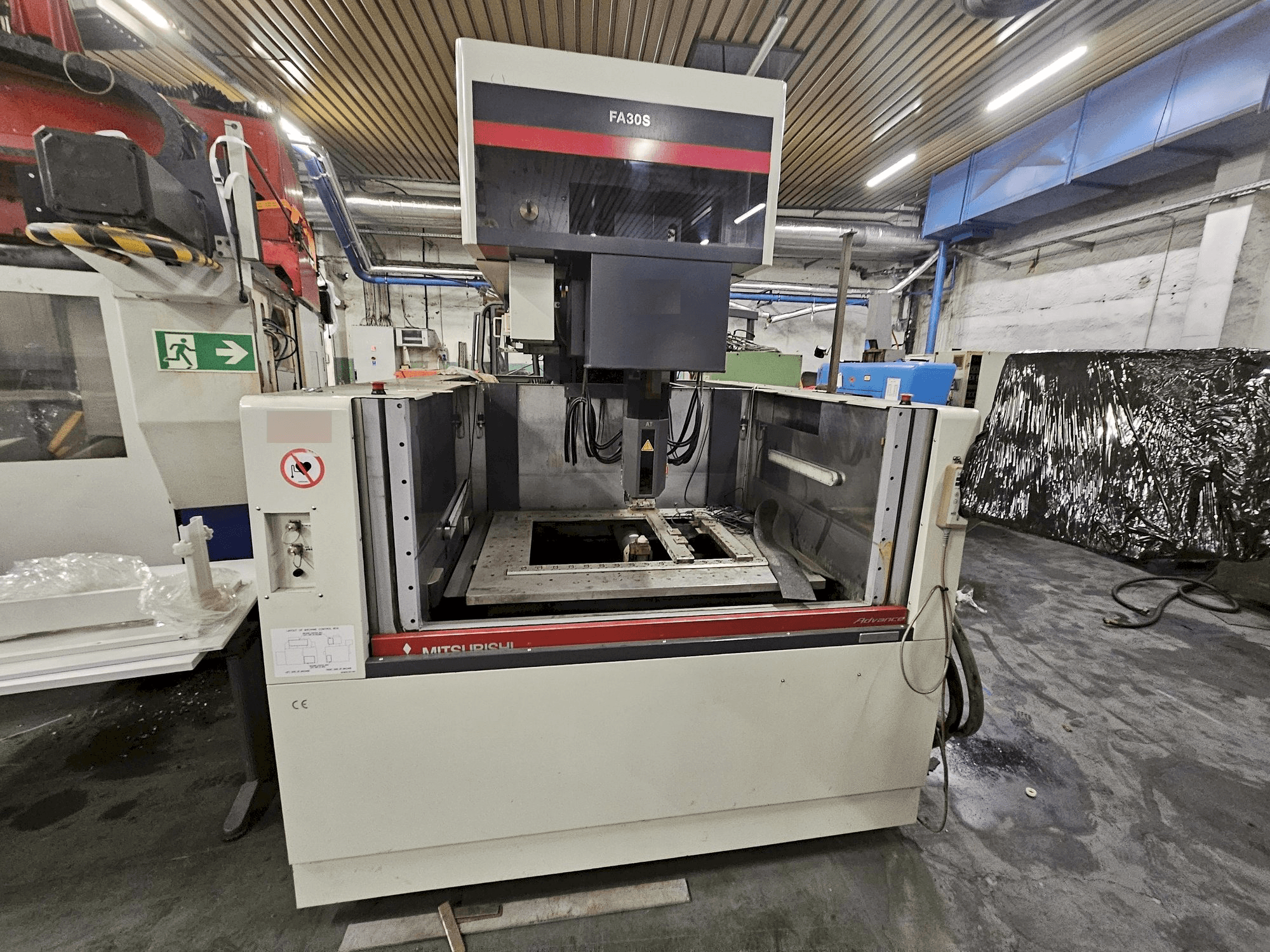 Koneen Mitsubishi FA30VM etunäkymä