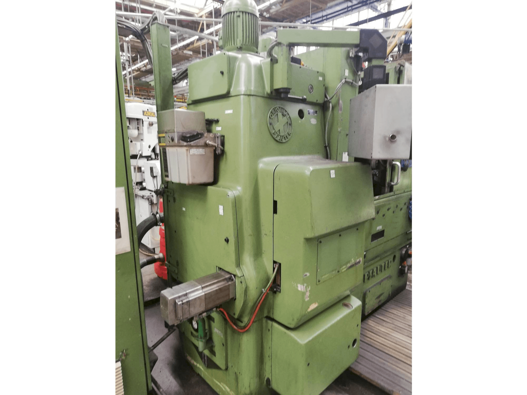 Koneen Pfauter P400 etunäkymä