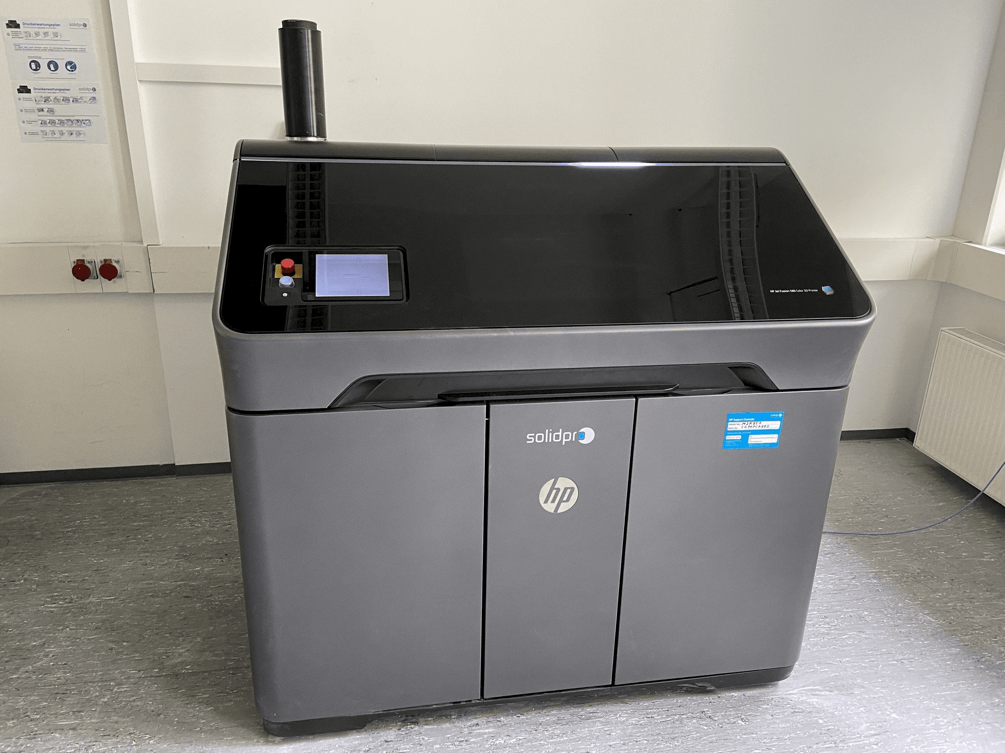 Koneen HP Jet Fusion 580 Color 3D printer etunäkymä