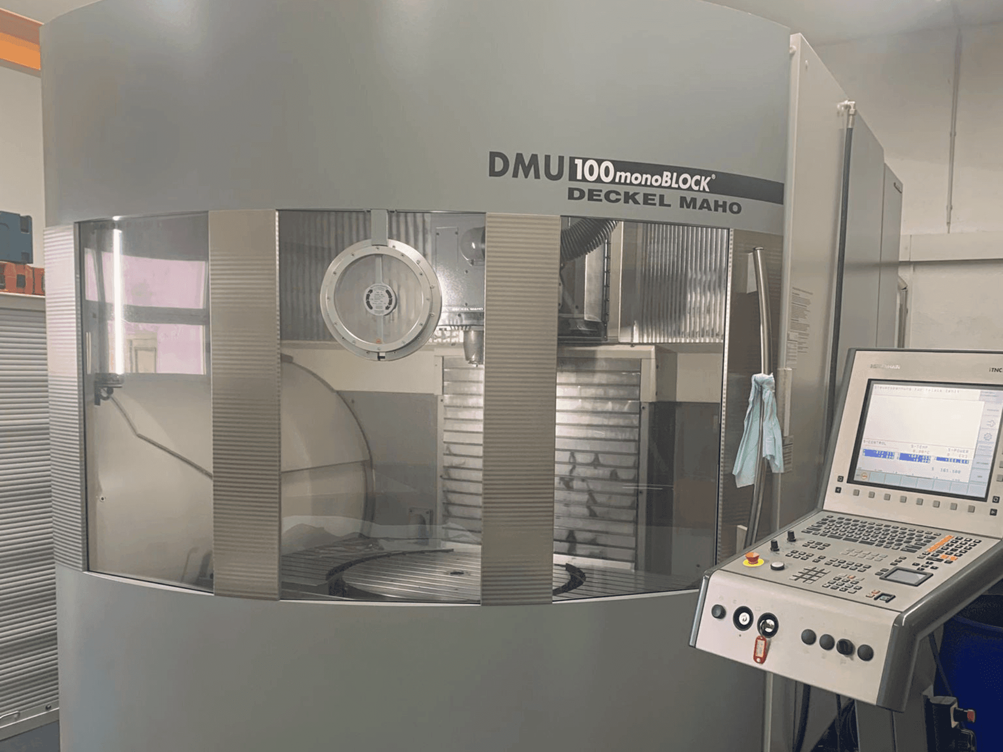 Koneen DMG DECKEL MAHO 100T Monoblock etunäkymä