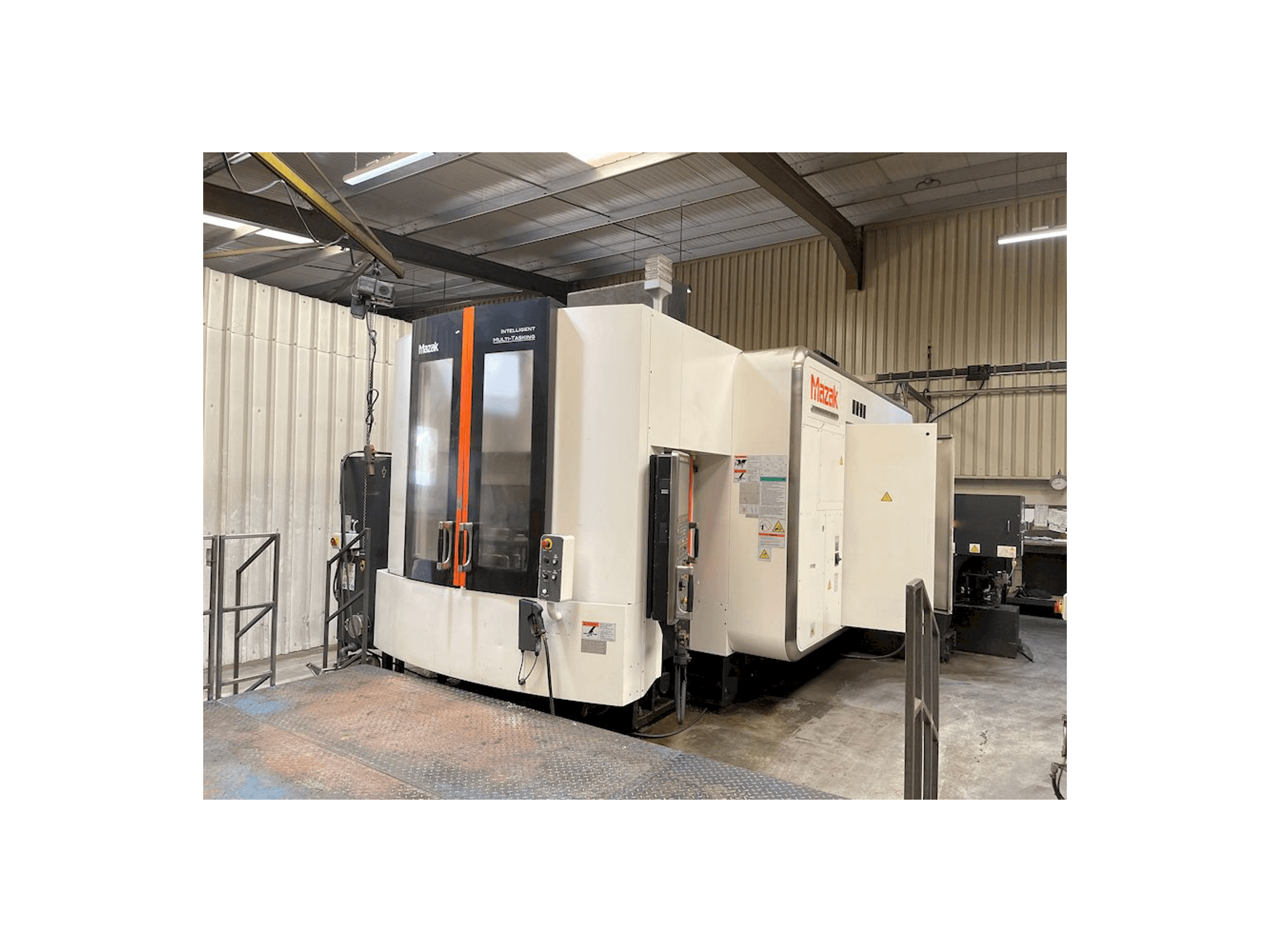 Koneen Mazak VARIAXIS i-800 etunäkymä