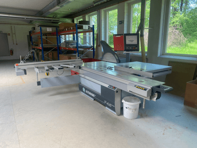 ALTENDORF F45 -liukupöytäsaha, etukuva, säädettävä liukupöytä, digitaalinäyttö ja ohjauspaneeli näkyvissä.