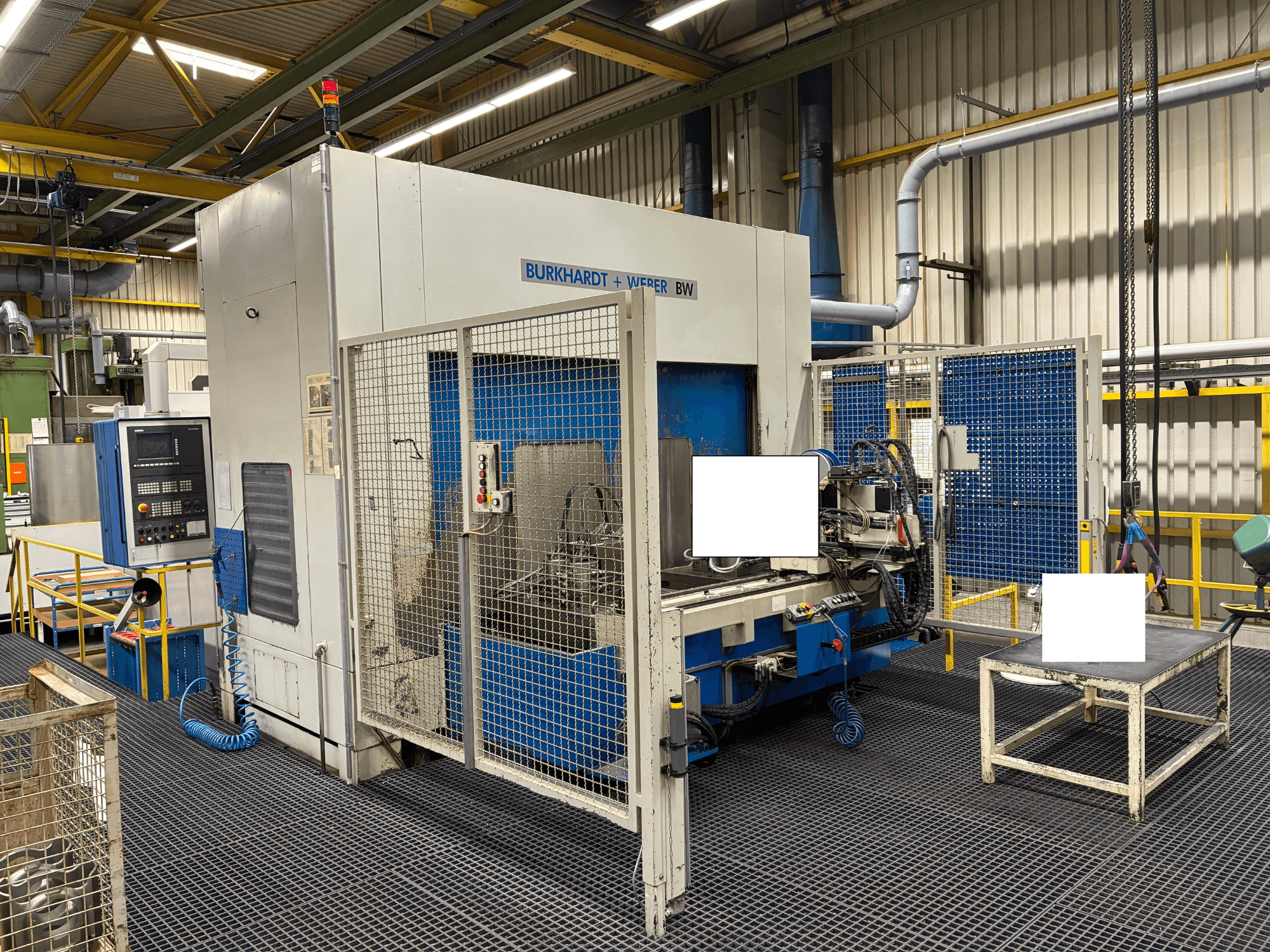 Burkhardt + Weber BW -työstökeskus, etukuva, jossa on ohjauspaneeli ja turvakotelo, teollisuusympäristössä.