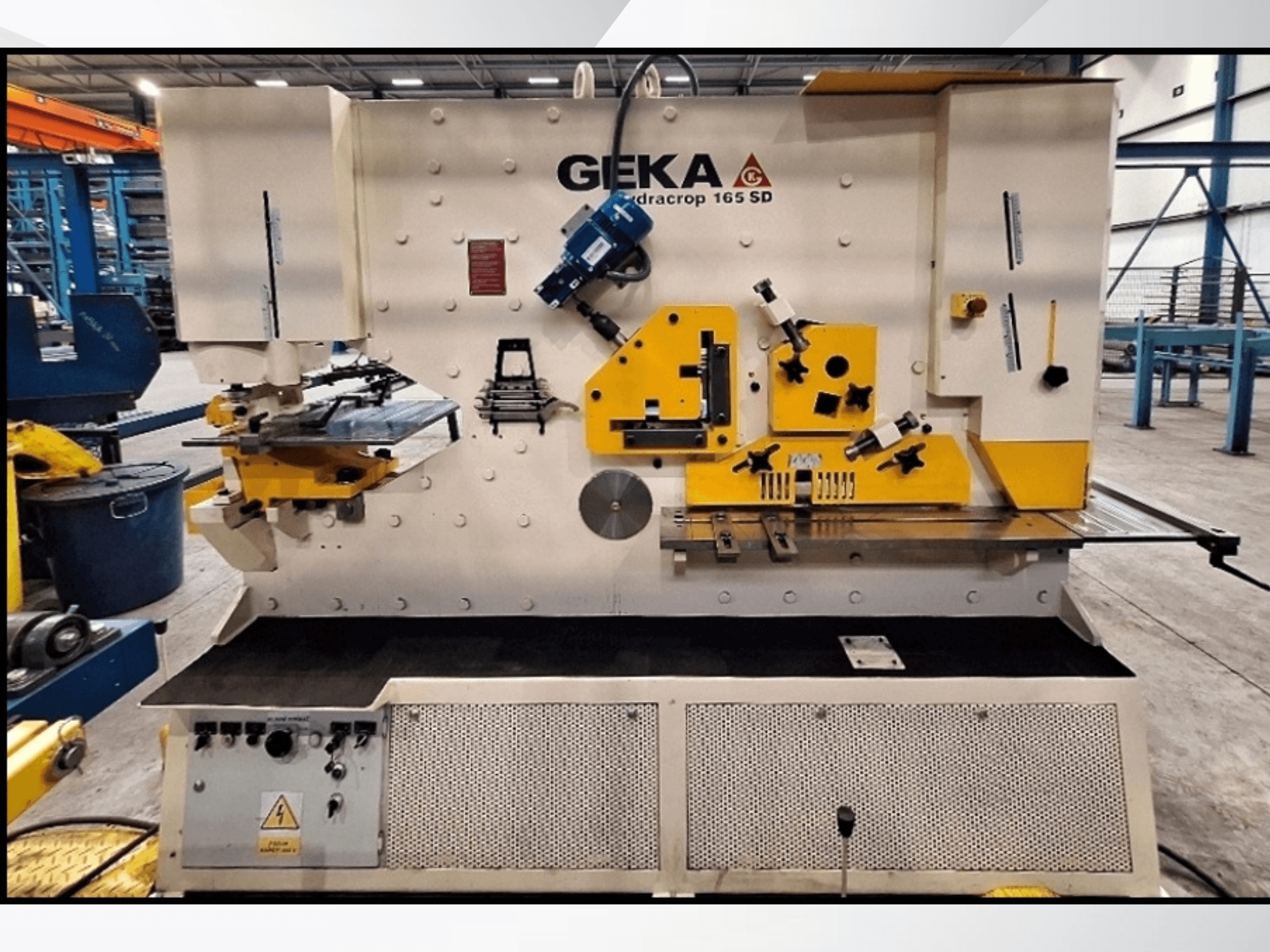 CNC-leikkauskone GEKA HYDRACROP 165/300 SD edestä katsottuna; kuvassa näkyvät ohjauslaitteet ja leikkausominaisuudet.