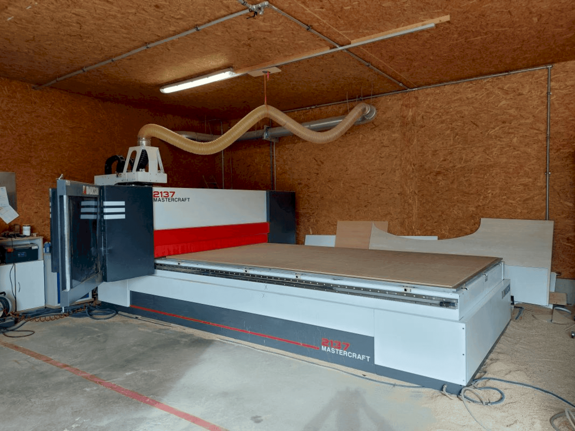 Koneen OMAKSAN Mastercraft 217 etunäkymä