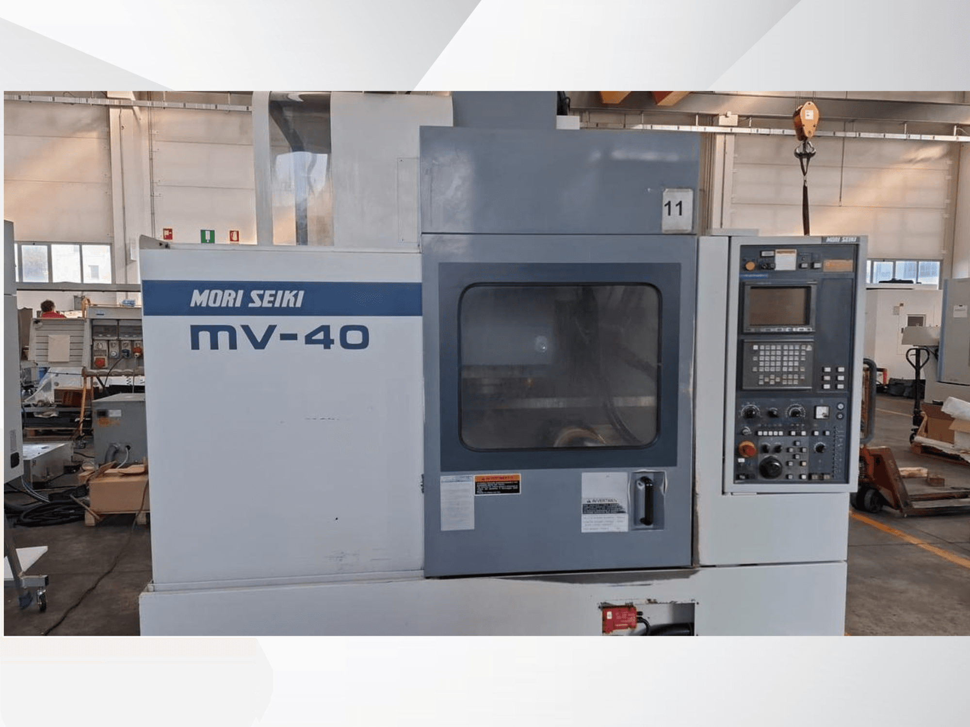 MORI SEIKI MV-40 Pystytyöstökeskus, etukuva, jossa näkyy ohjauspaneeli ja ikkuna, työpajassa.