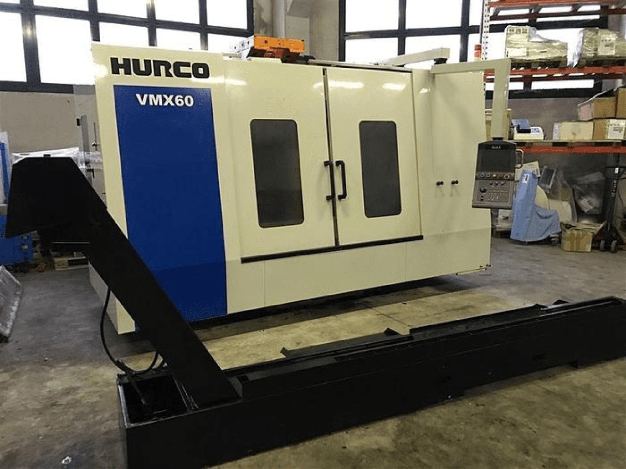 HURCO VMX60 CNC-kone työpajassa, etukuva, jossa on ohjauspaneeli ja kiinnitetty musta tukikisko.