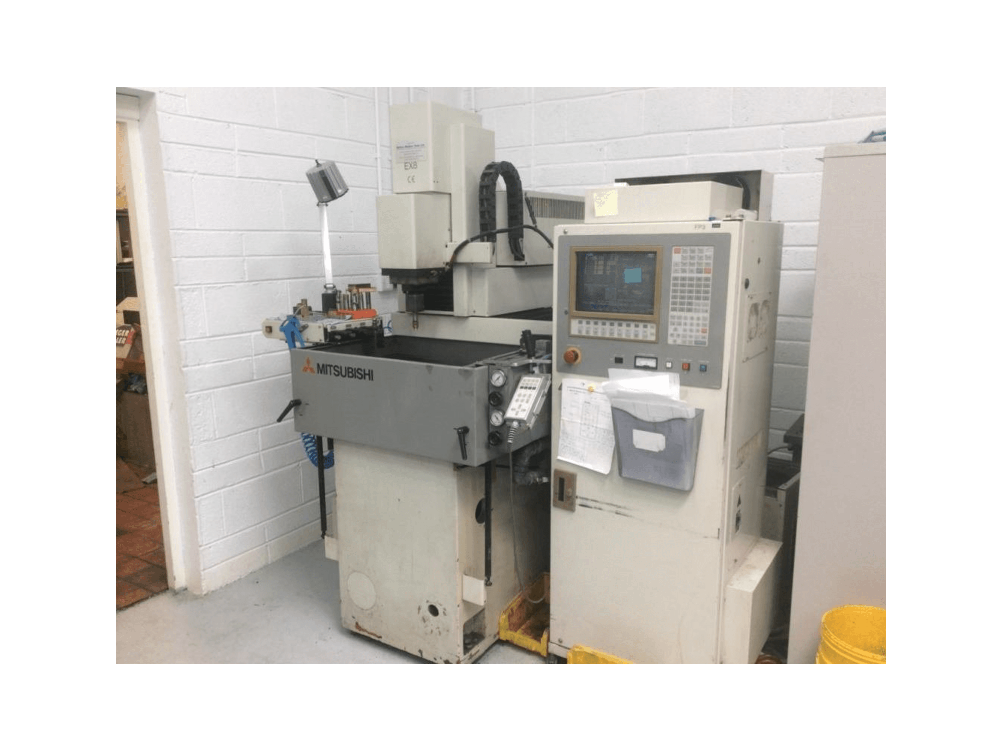 Koneen Mitsubishi EX 8 etunäkymä