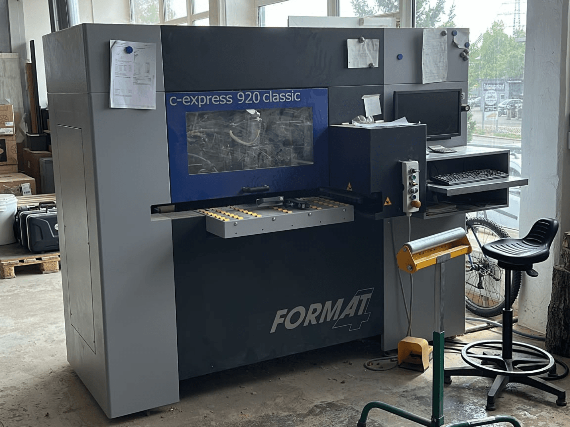 CNC-puunkäsittelykeskus FORMAT4 c-express 920 classic, etunäkymä, jossa näkyvät ohjauspaneeli ja työtila.