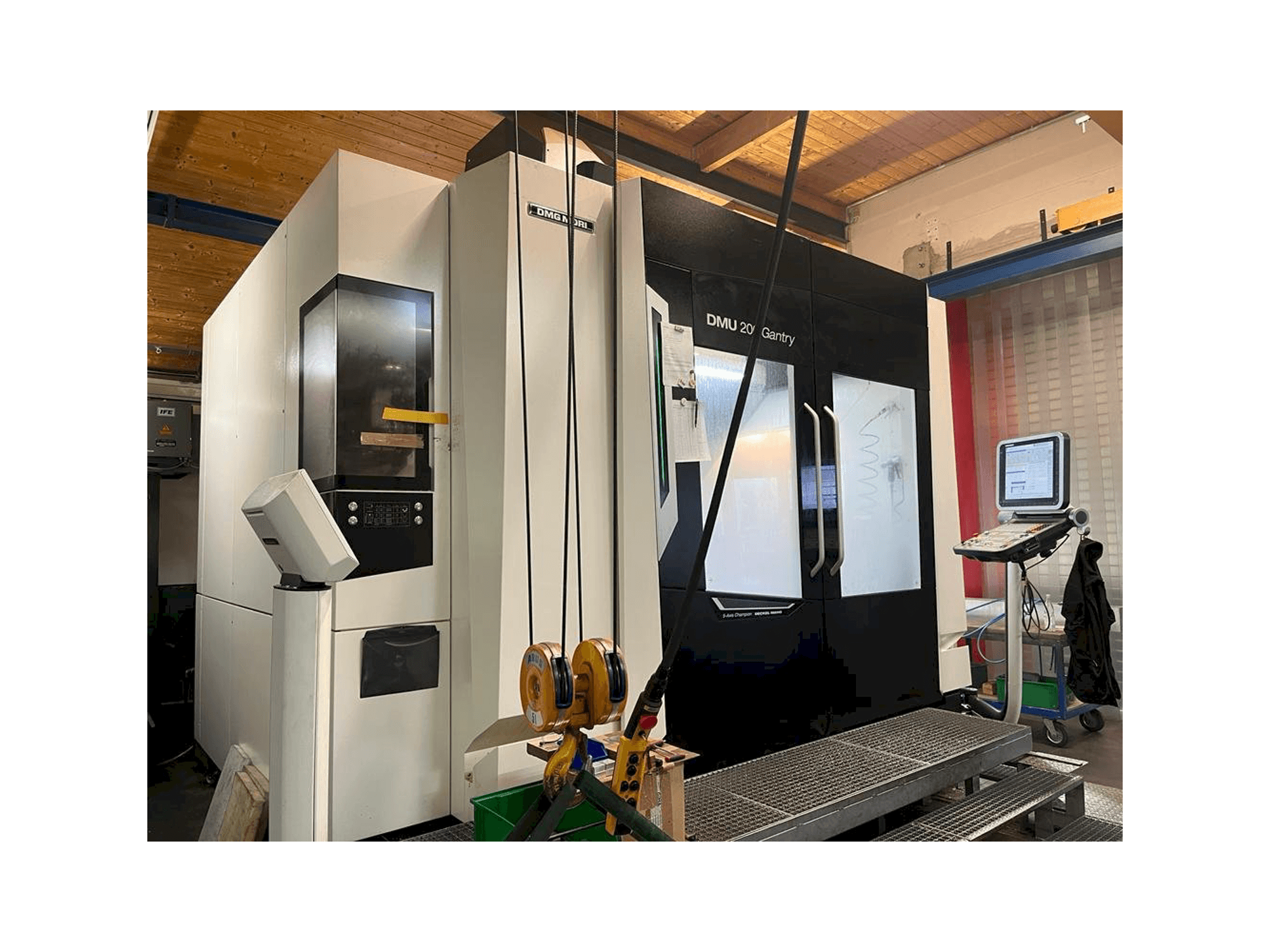 Koneen DMG MORI DMU 200 Gantry etunäkymä