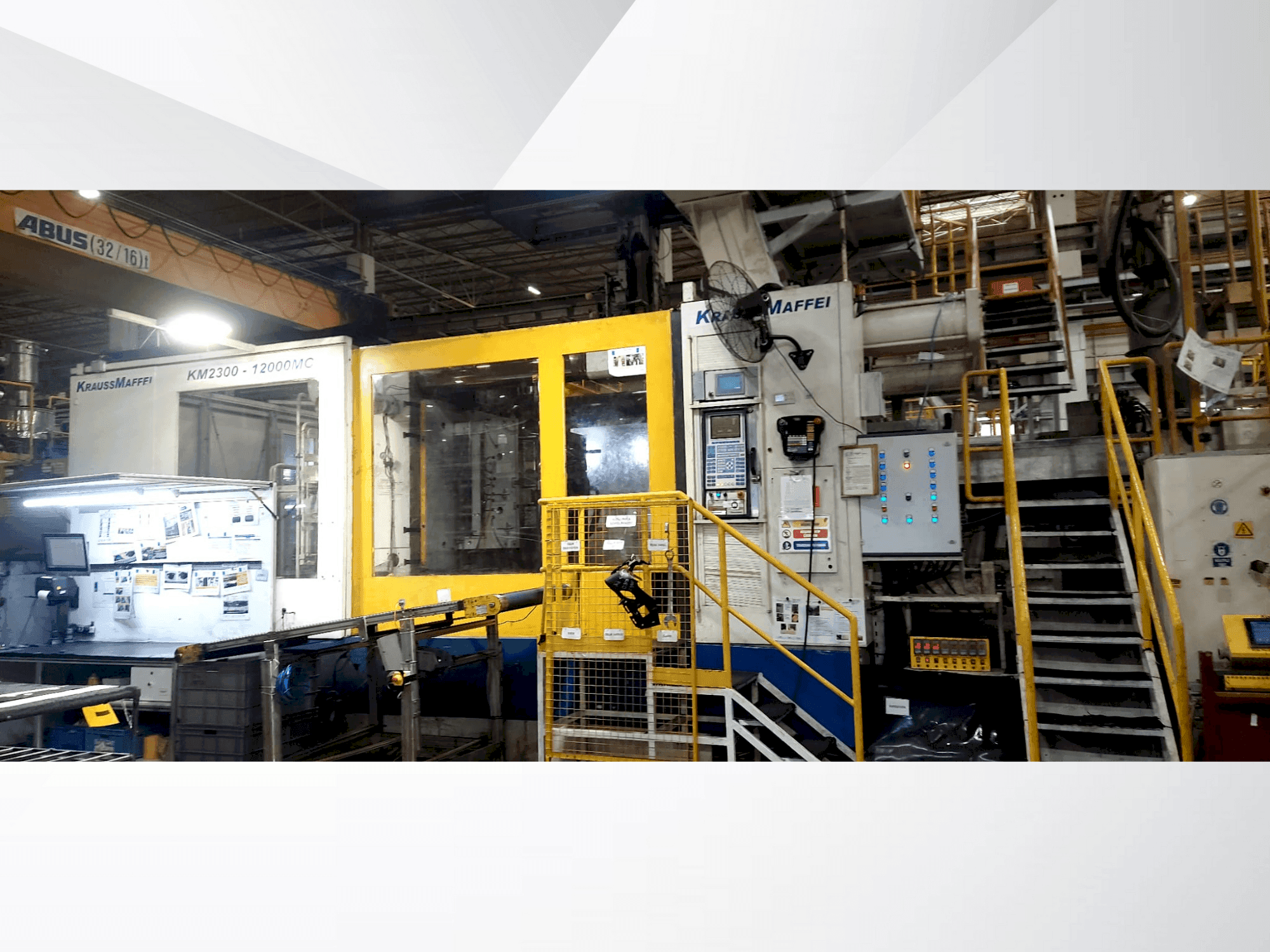 Koneen Krauss Maffei 2300-12000 MC etunäkymä