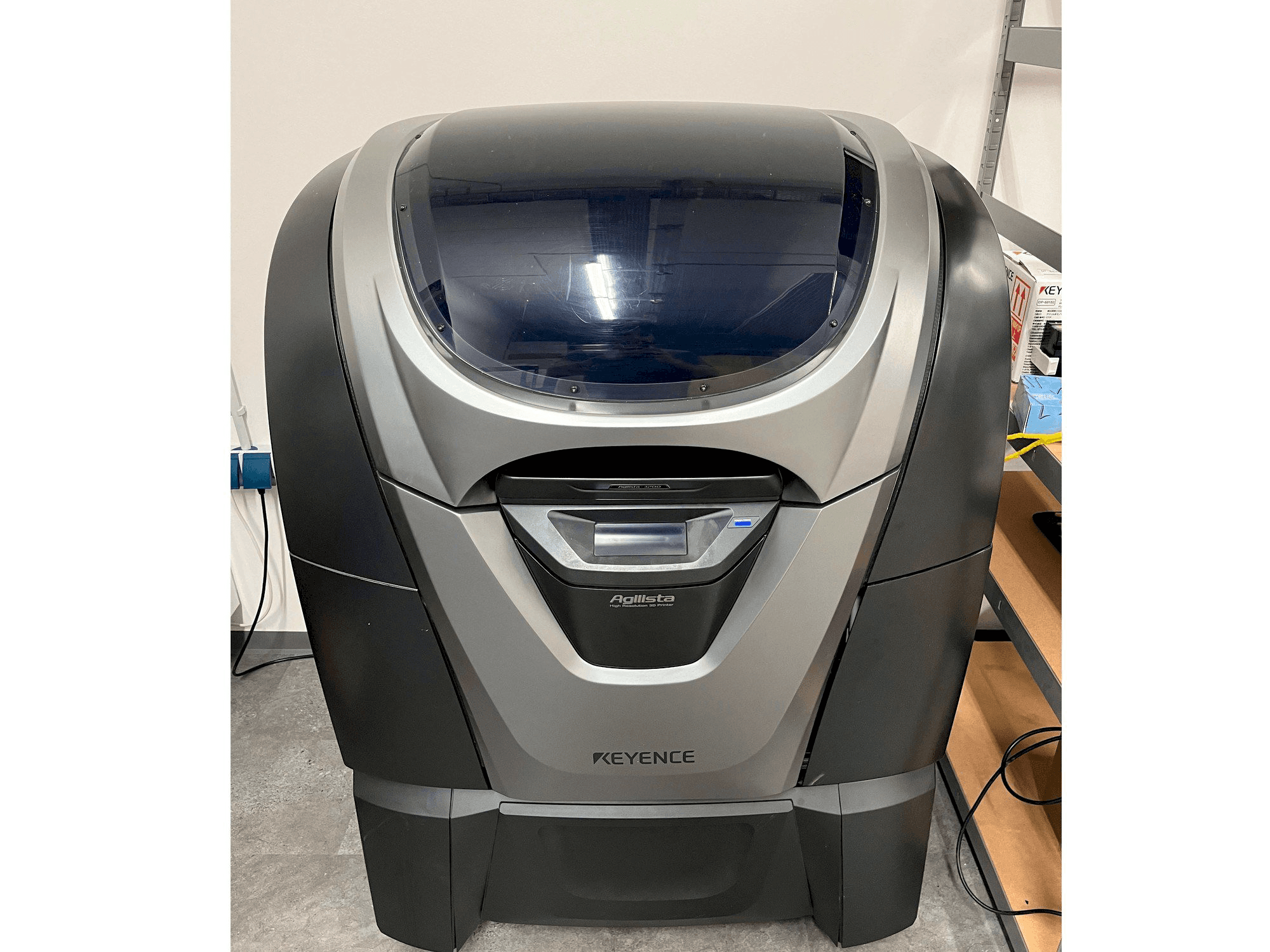 Koneen KEYENCE Agilista 3200-w etunäkymä