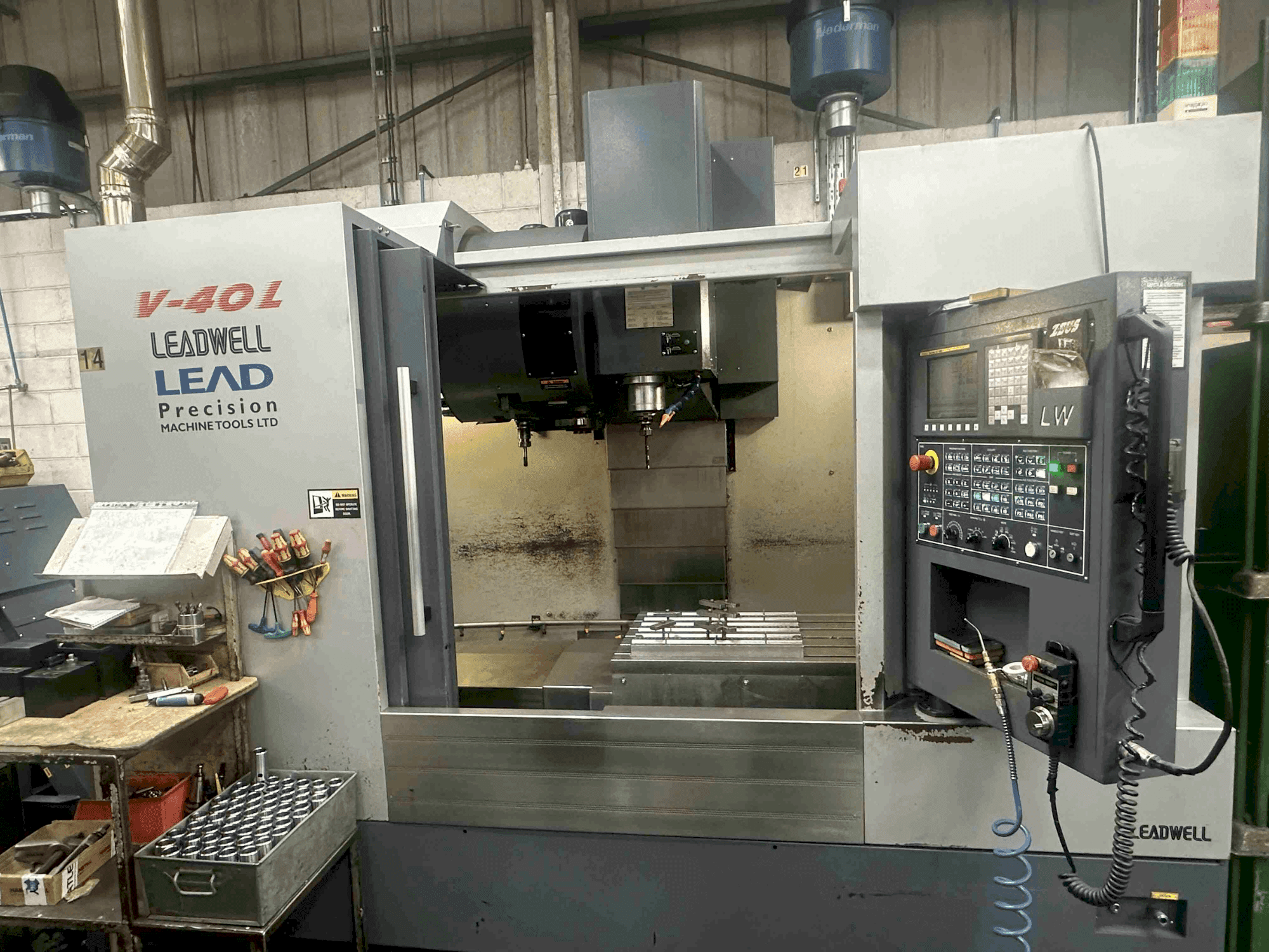 Koneen Leadwell V-40L etunäkymä