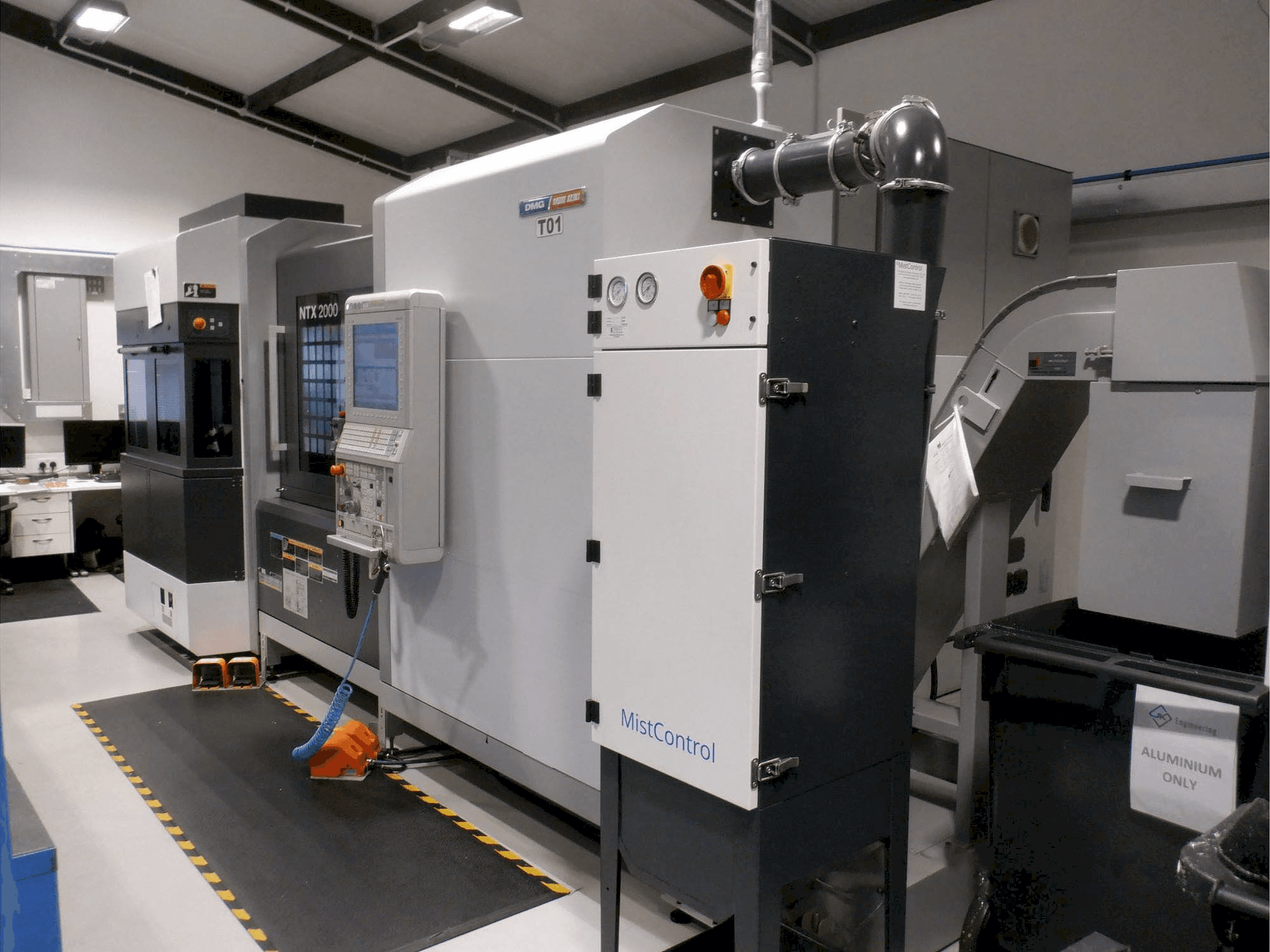 Koneen DMG MORI NTX 2000 etunäkymä
