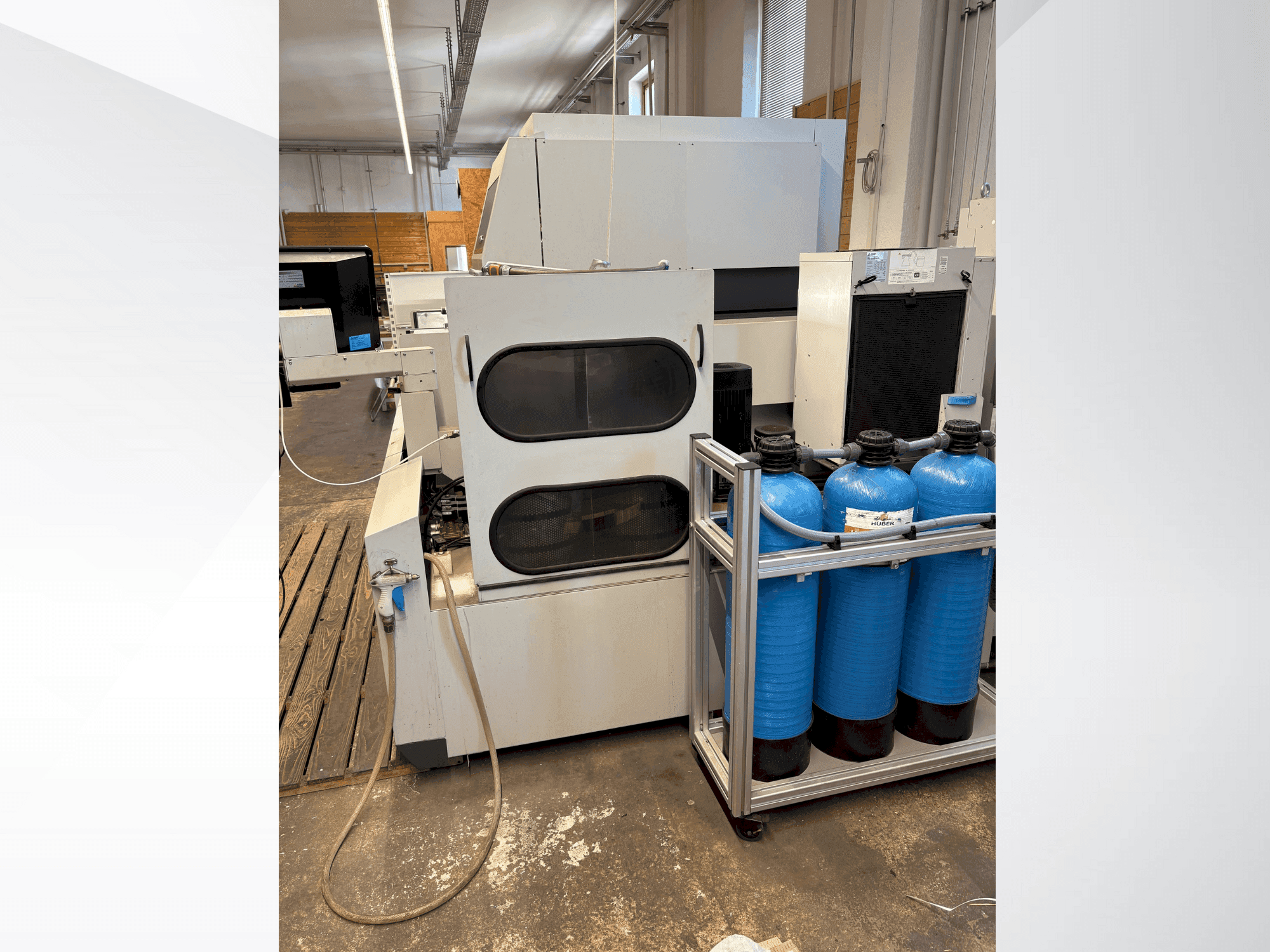 Koneen Mitsubishi MV2400S etunäkymä