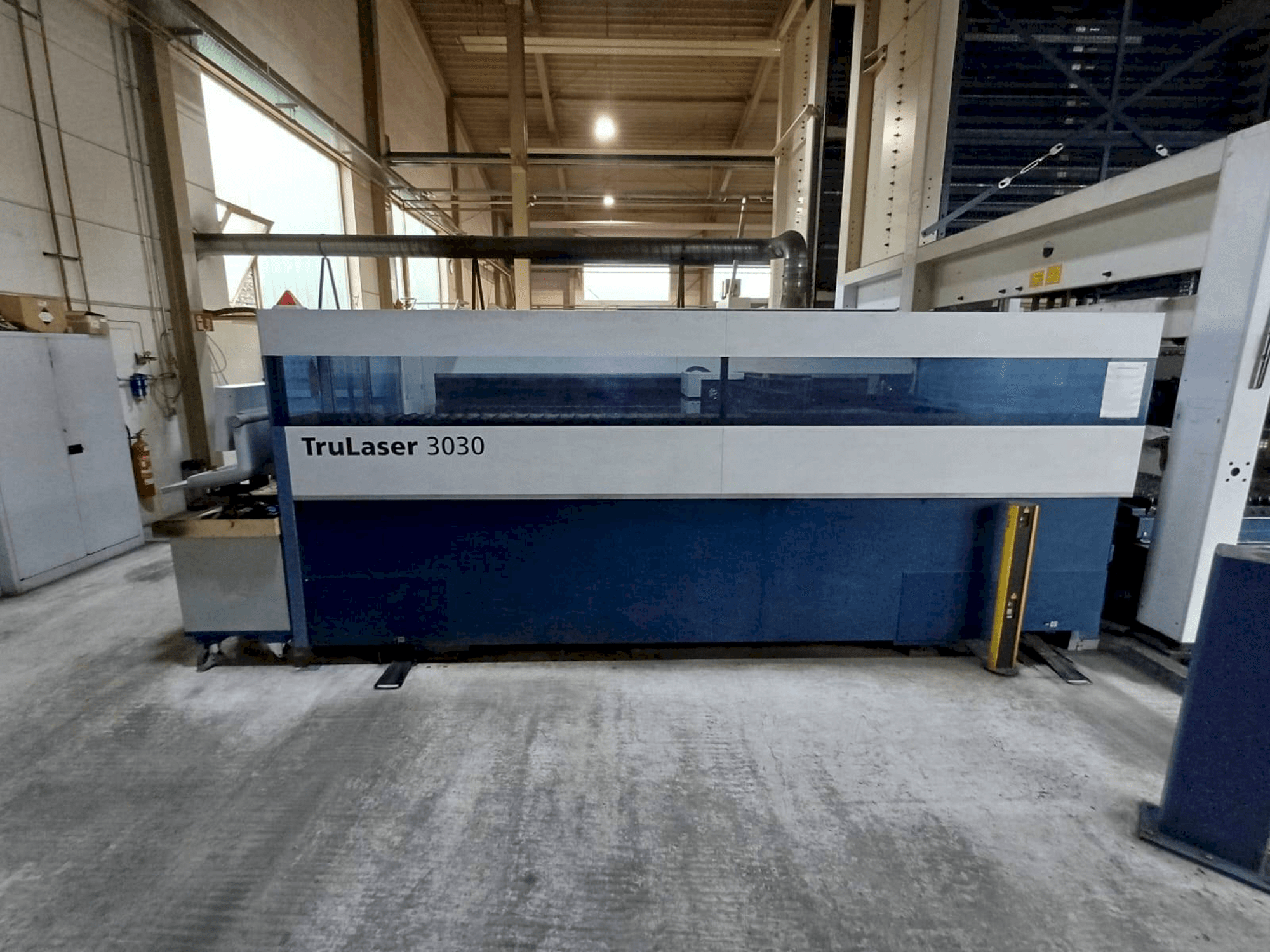 Koneen TRUMPF TruLaser 3030 etunäkymä