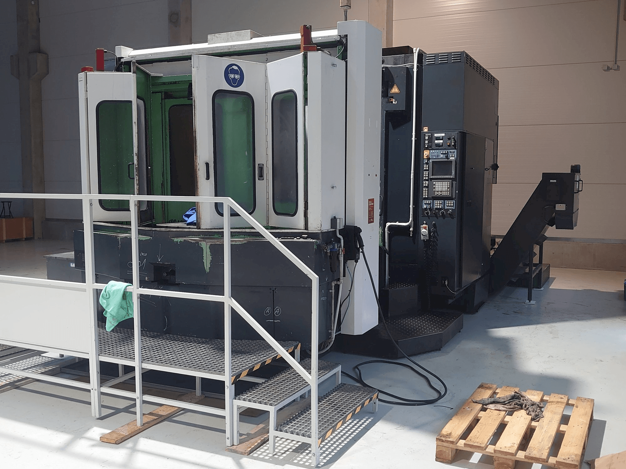 Koneen Makino A77 etunäkymä