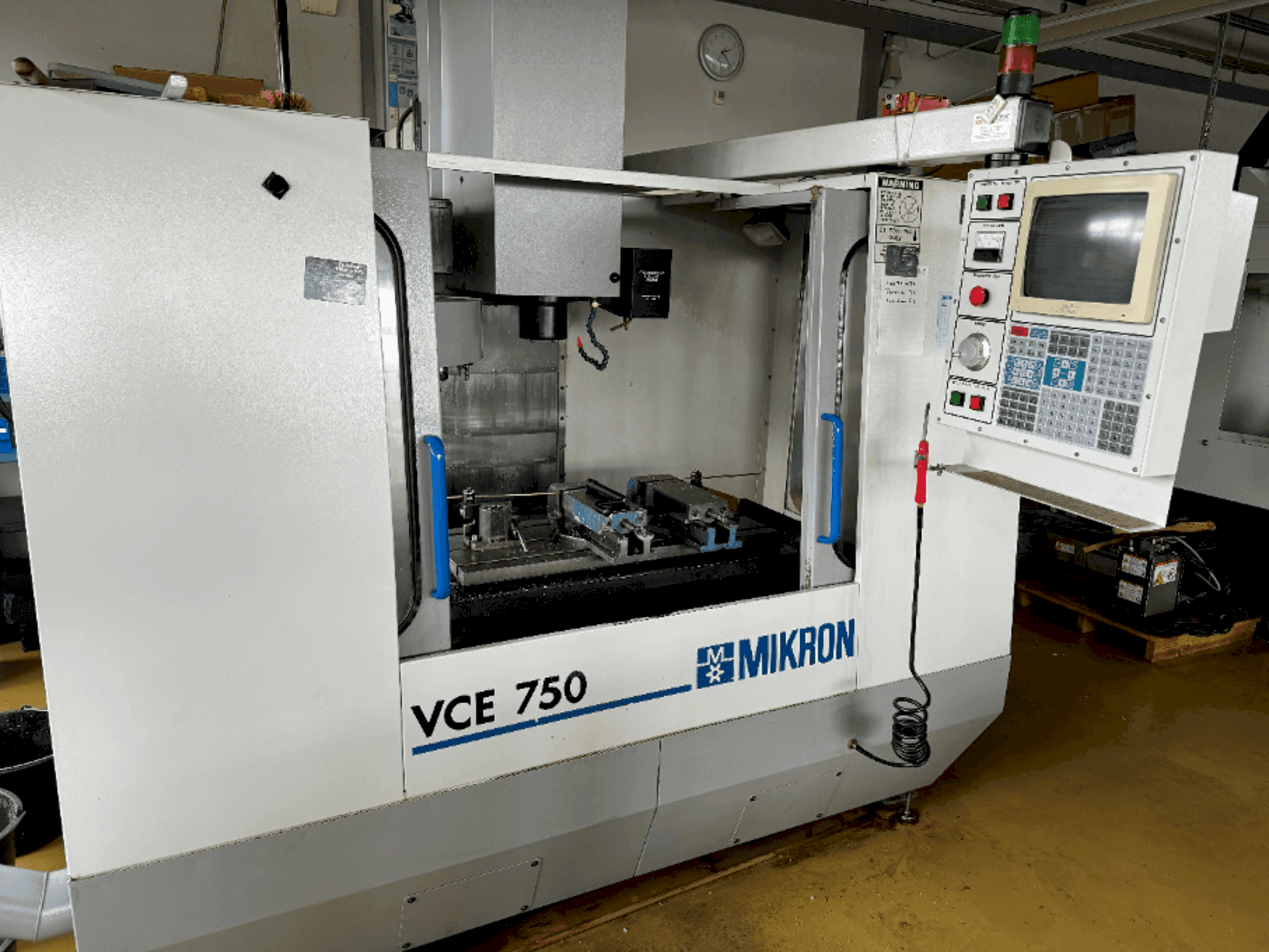 Koneen MIKRON VCE 750 etunäkymä