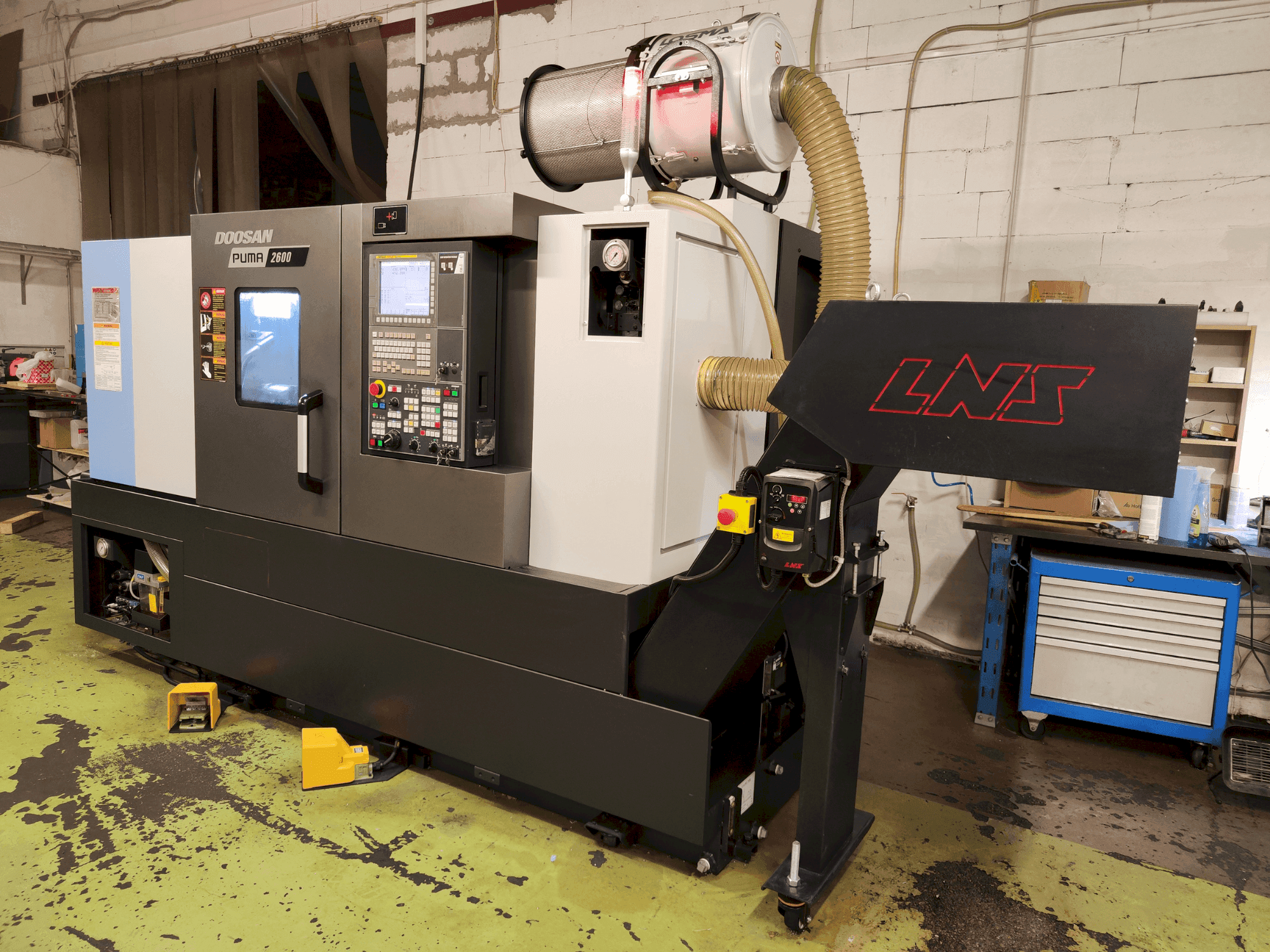 Koneen DOOSAN Puma 2600/500 etunäkymä