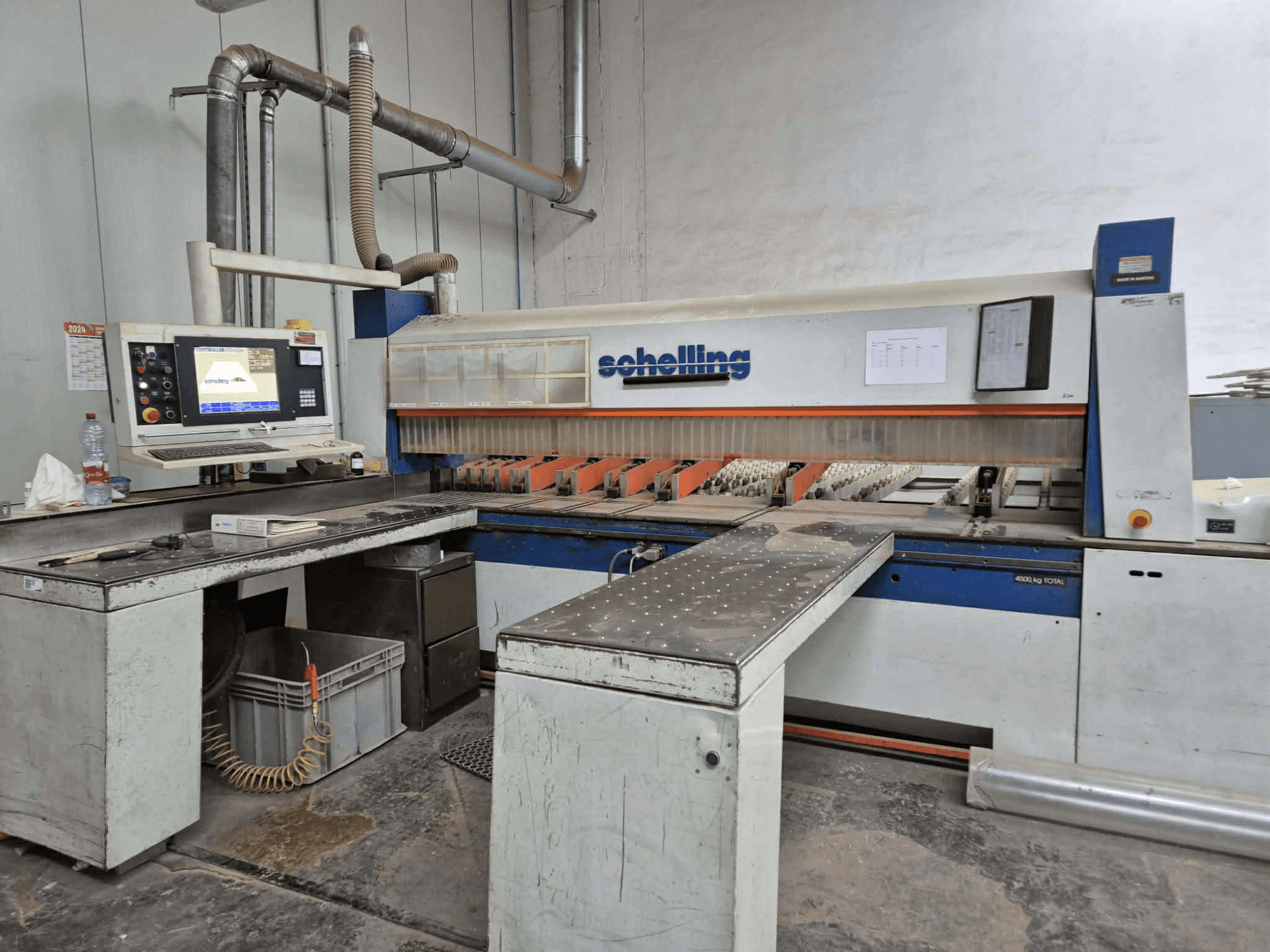 Schaublin-leikkuukone sivukuvassa, jossa on tietokoneen käyttöliittymä, terävät terät ja tukeva metallinen työtaso.