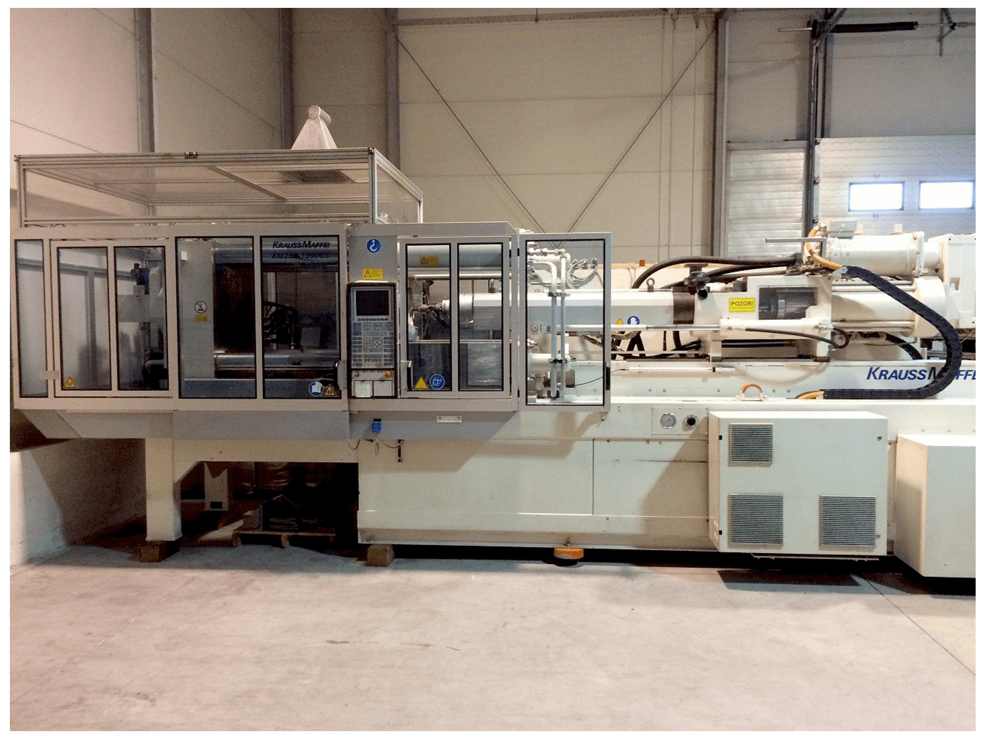 Koneen Krauss Maffei KM 280-1900 C3 etunäkymä