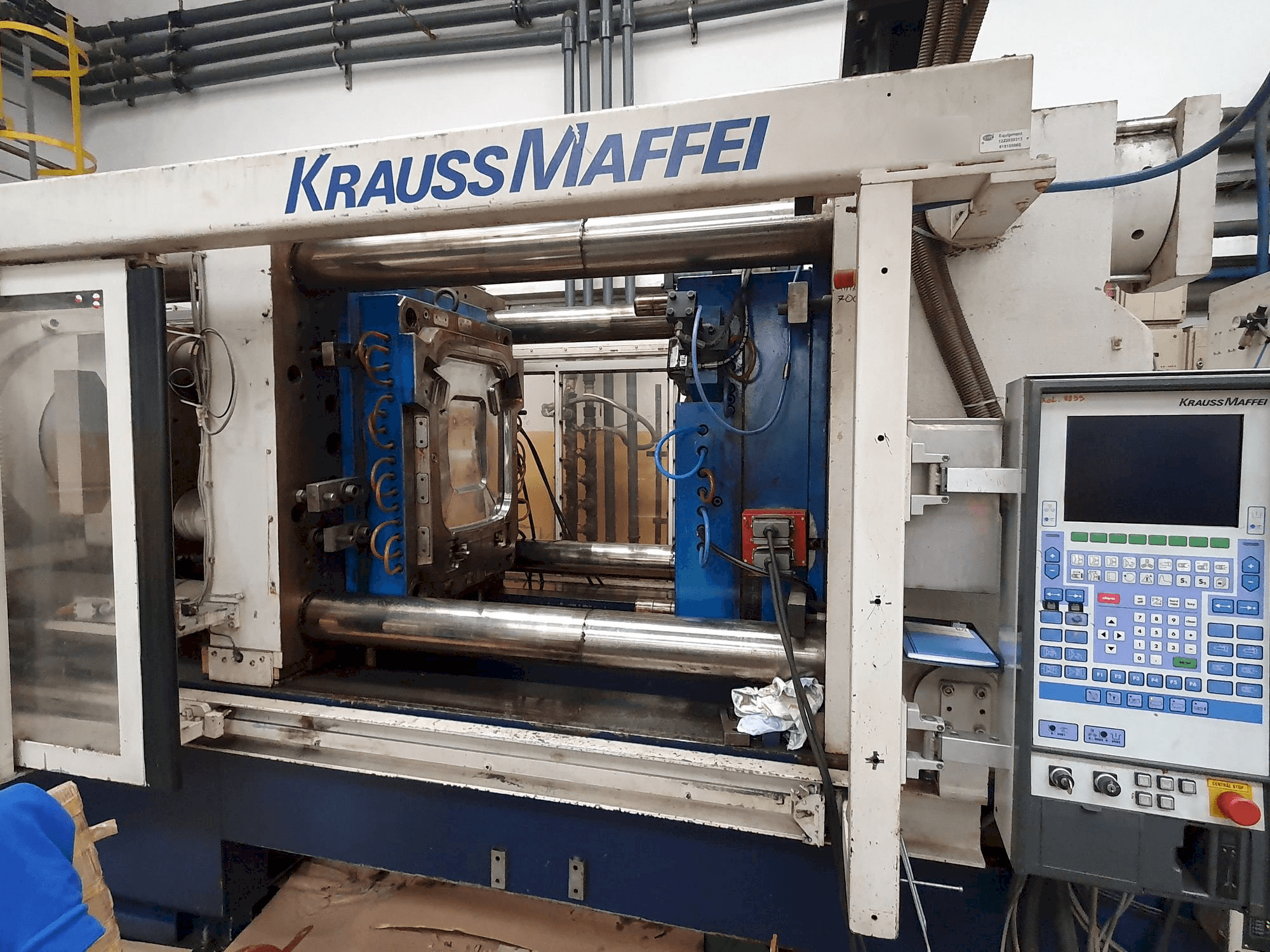 Koneen Krauss Maffei 800-4350 BM (1996) etunäkymä