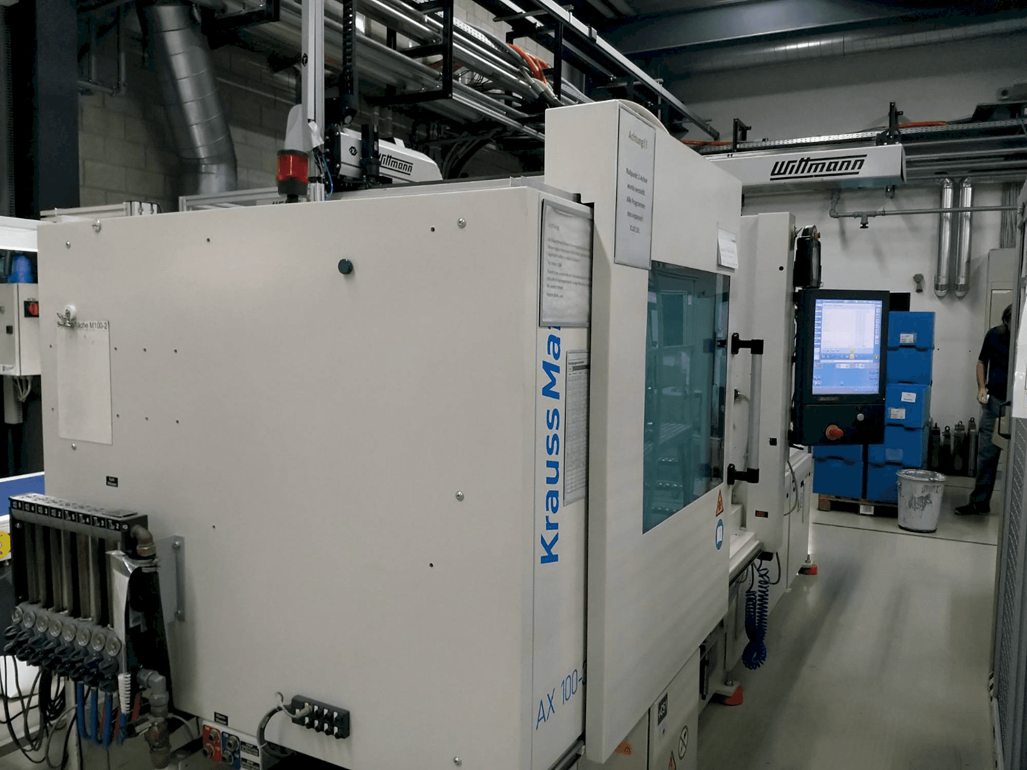Koneen Krauss Maffei 100-380 AX etunäkymä