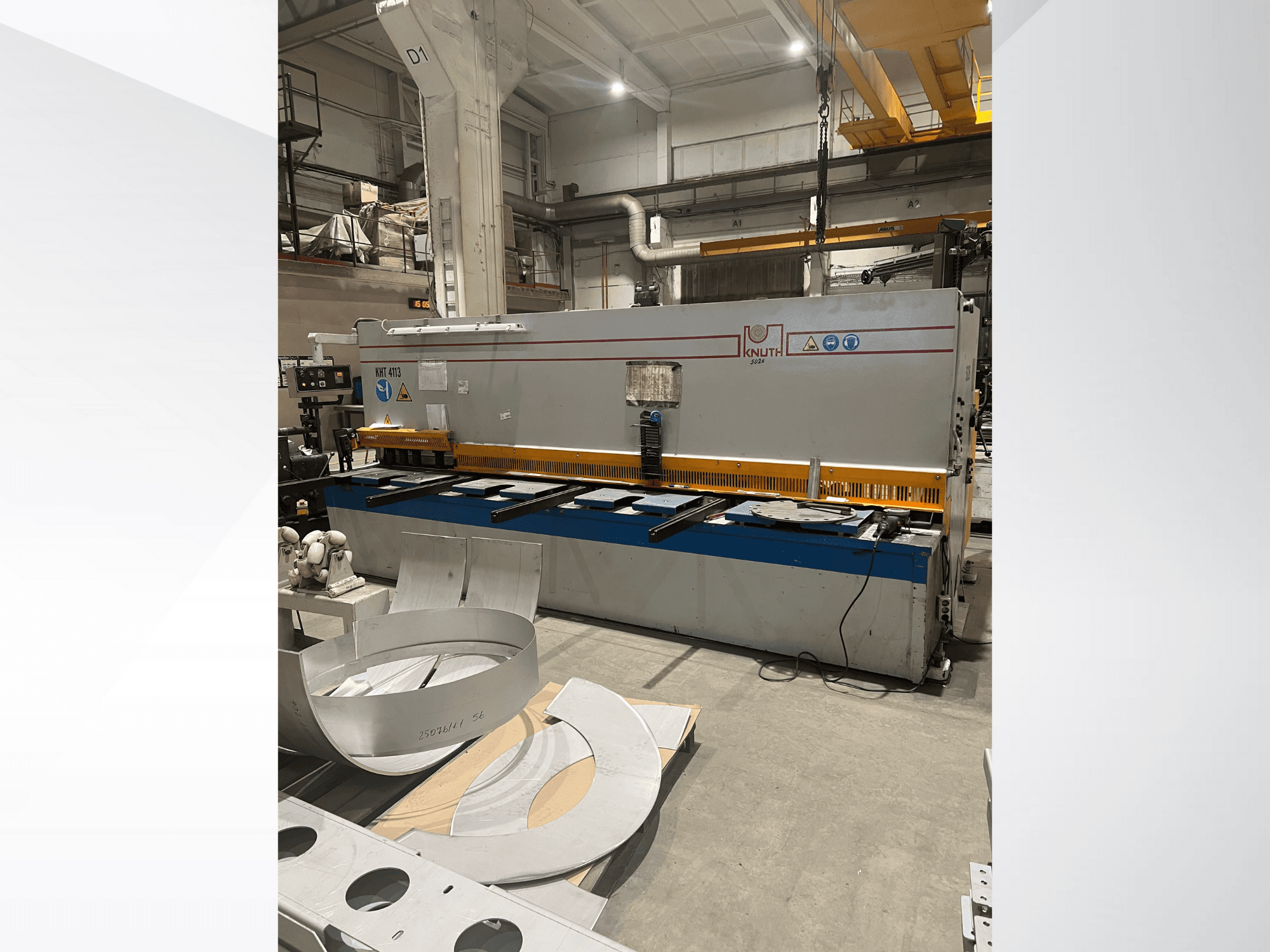 Knuthin malli MT 4173 -levyleikkuri työpajassa, etukuva, jossa näkyy leikkuupöytä ja metallilevyt.