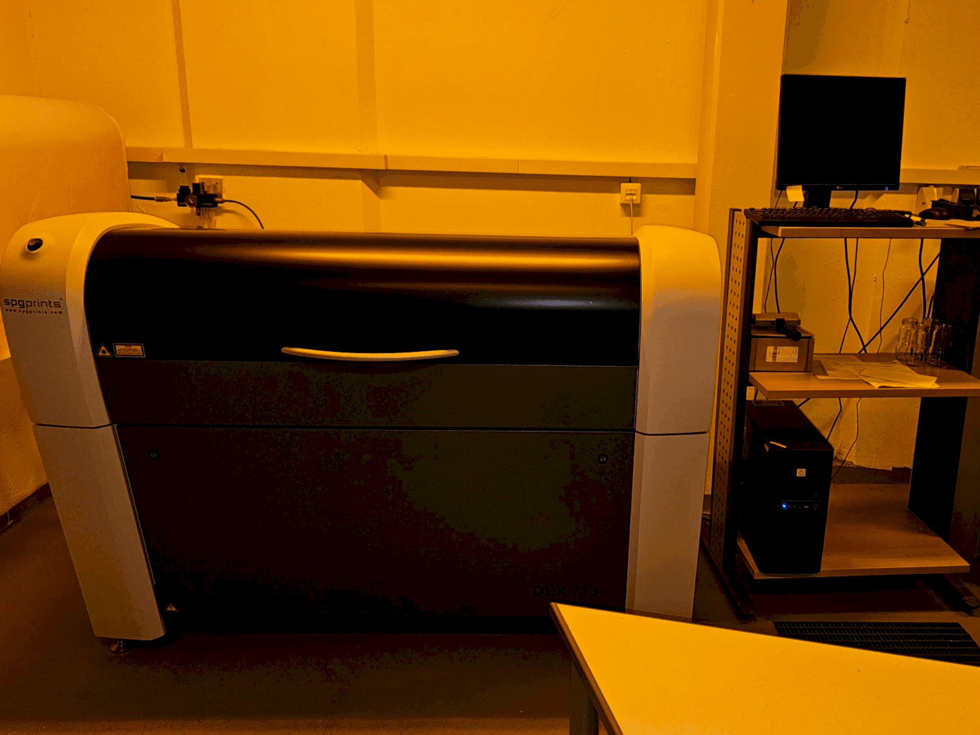 Koneen SPGPrints DLX 713T etunäkymä