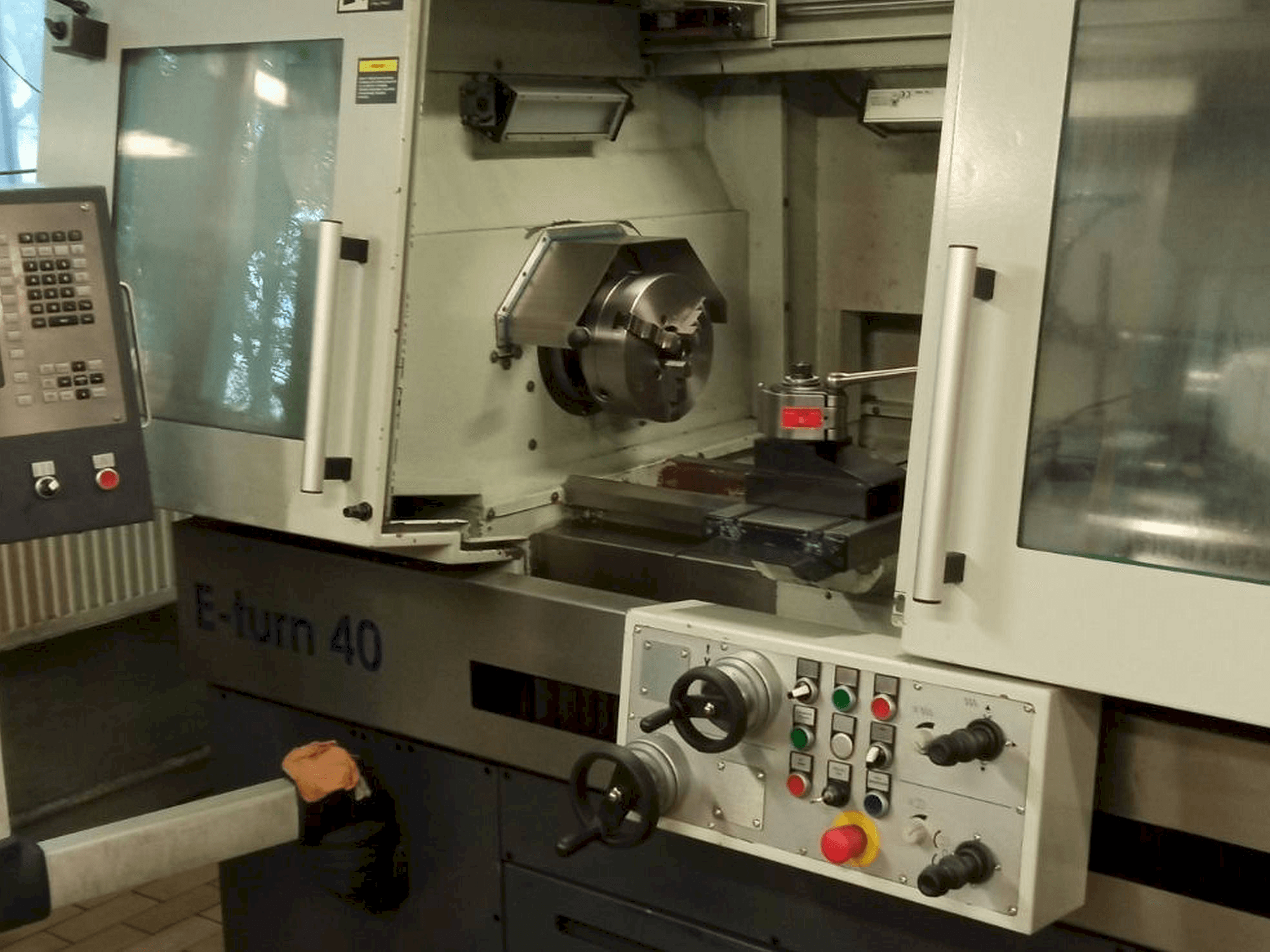 Koneen Avia E-turn 40 etunäkymä