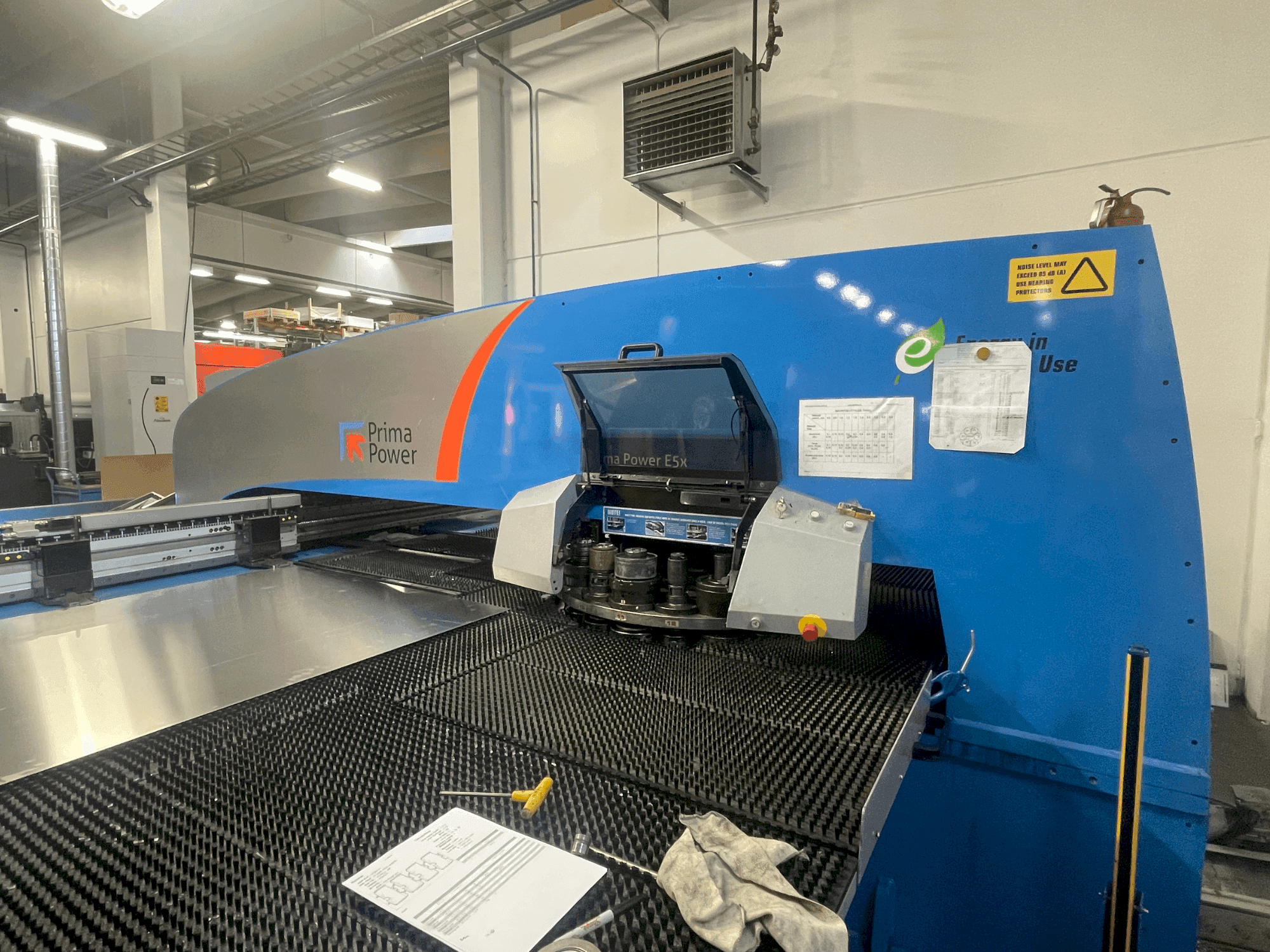 Koneen Prima Power E5X etunäkymä