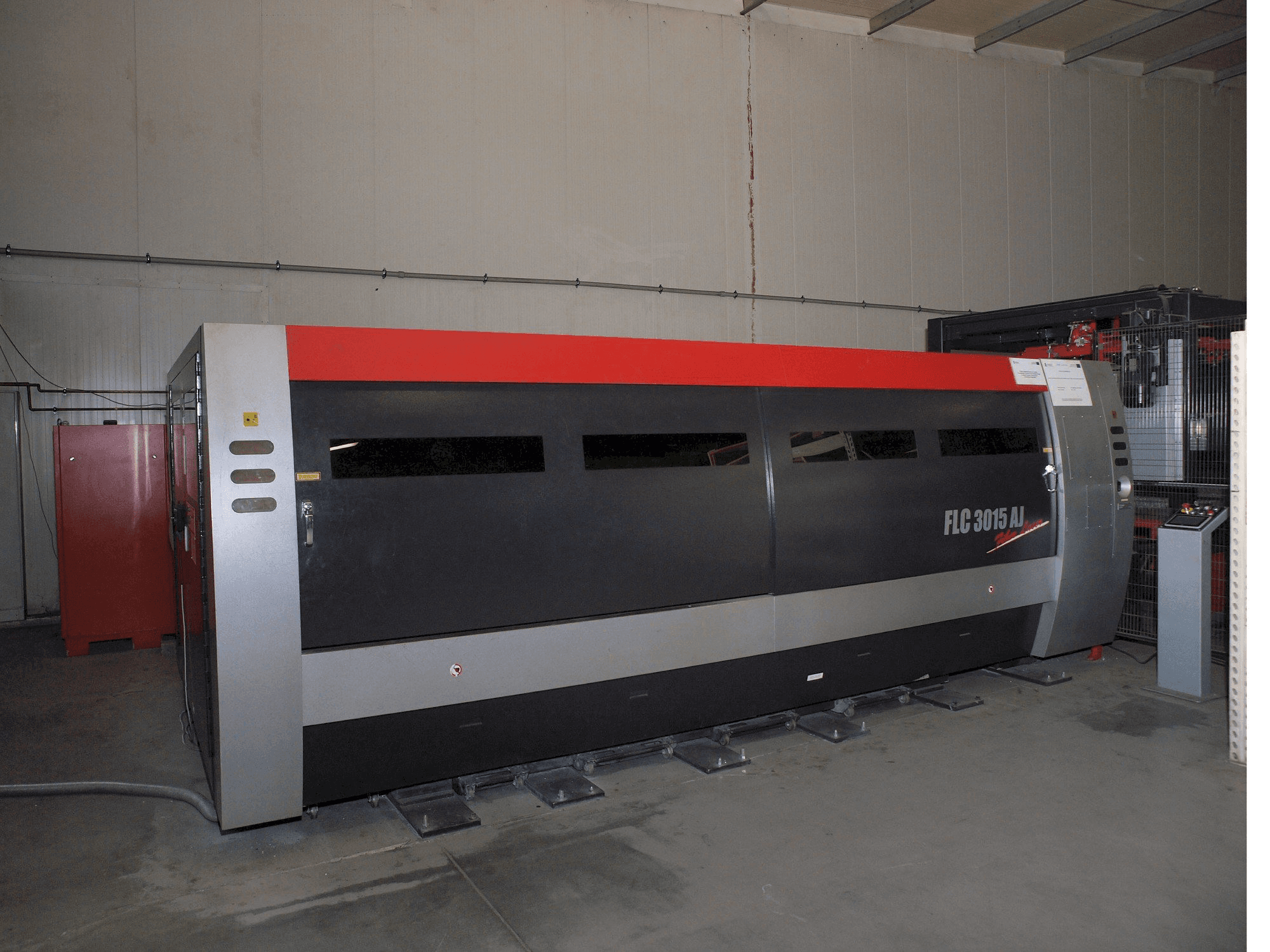 Koneen AMADA LC-3015 AJ 2kW Fiber laser etunäkymä