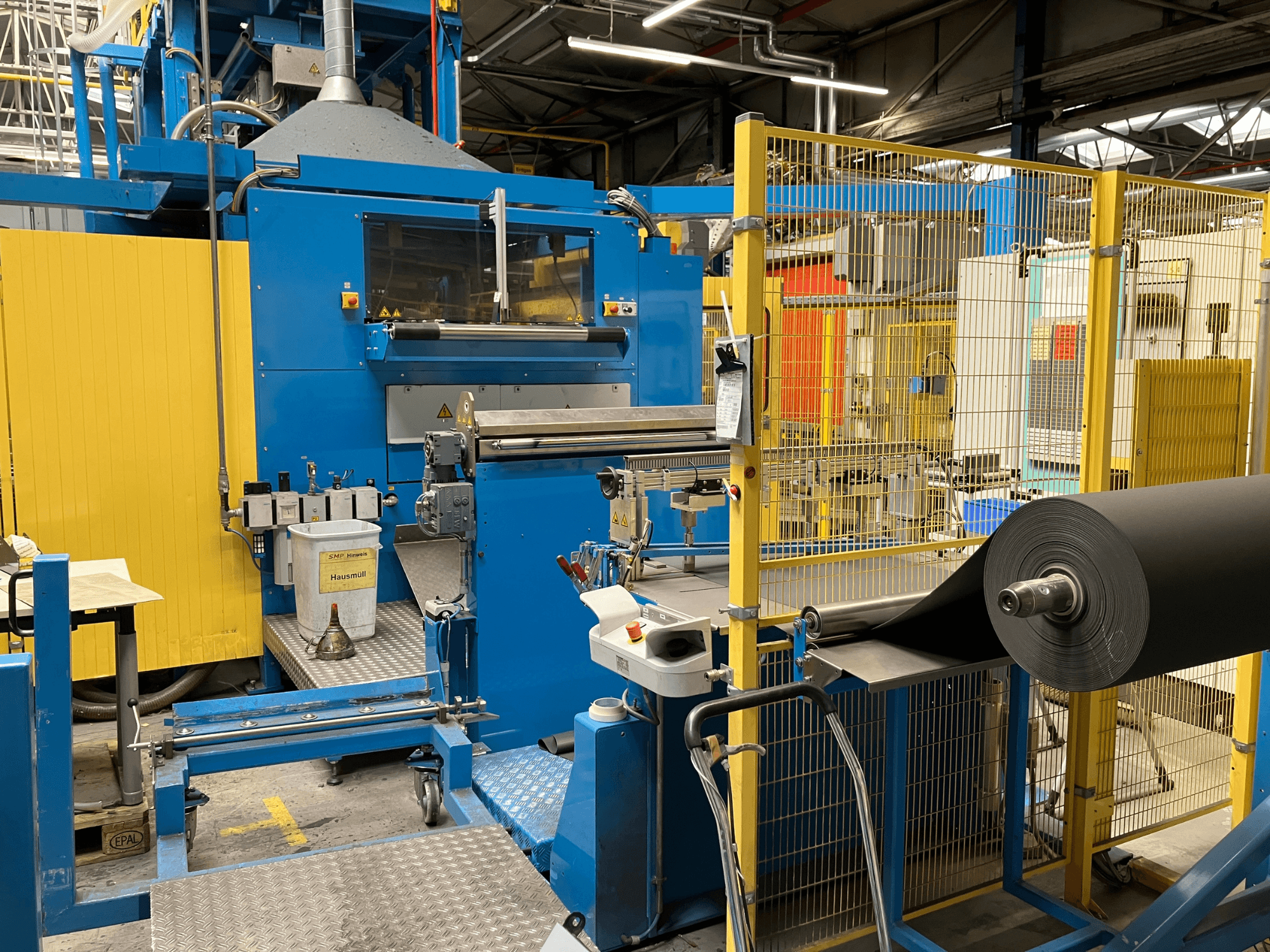 KIEFEL KLS 86/235 -muovinkäsittelykone edestä katsottuna, jossa on musta materiaalirulla ja ohjauspaneeli.