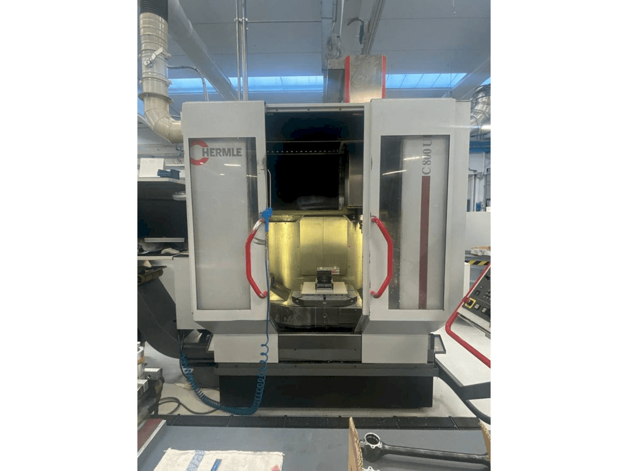Koneen HERMLE C800U etunäkymä