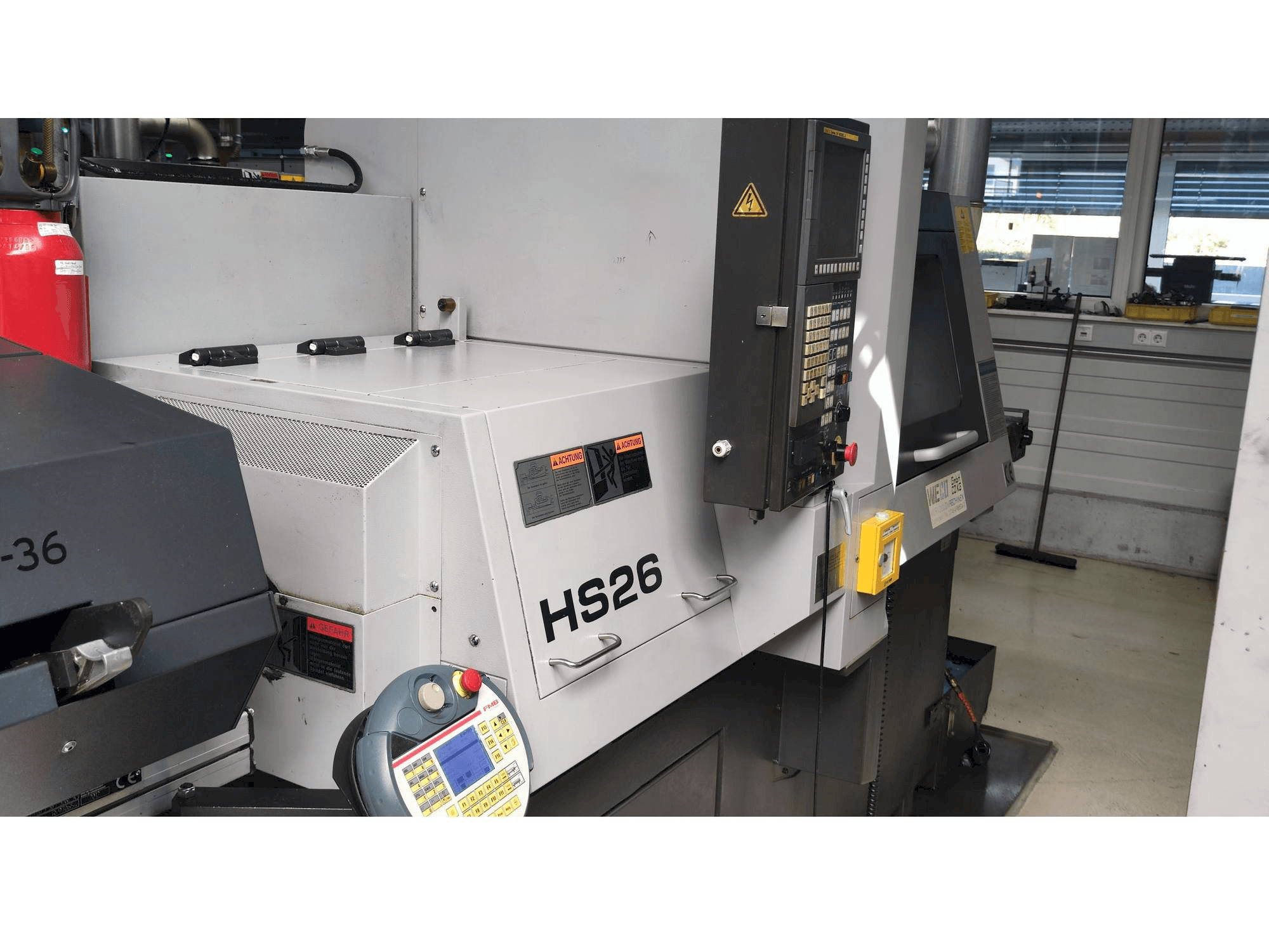 Koneen TSUGAMI HS26 vasemman sivun näkymä