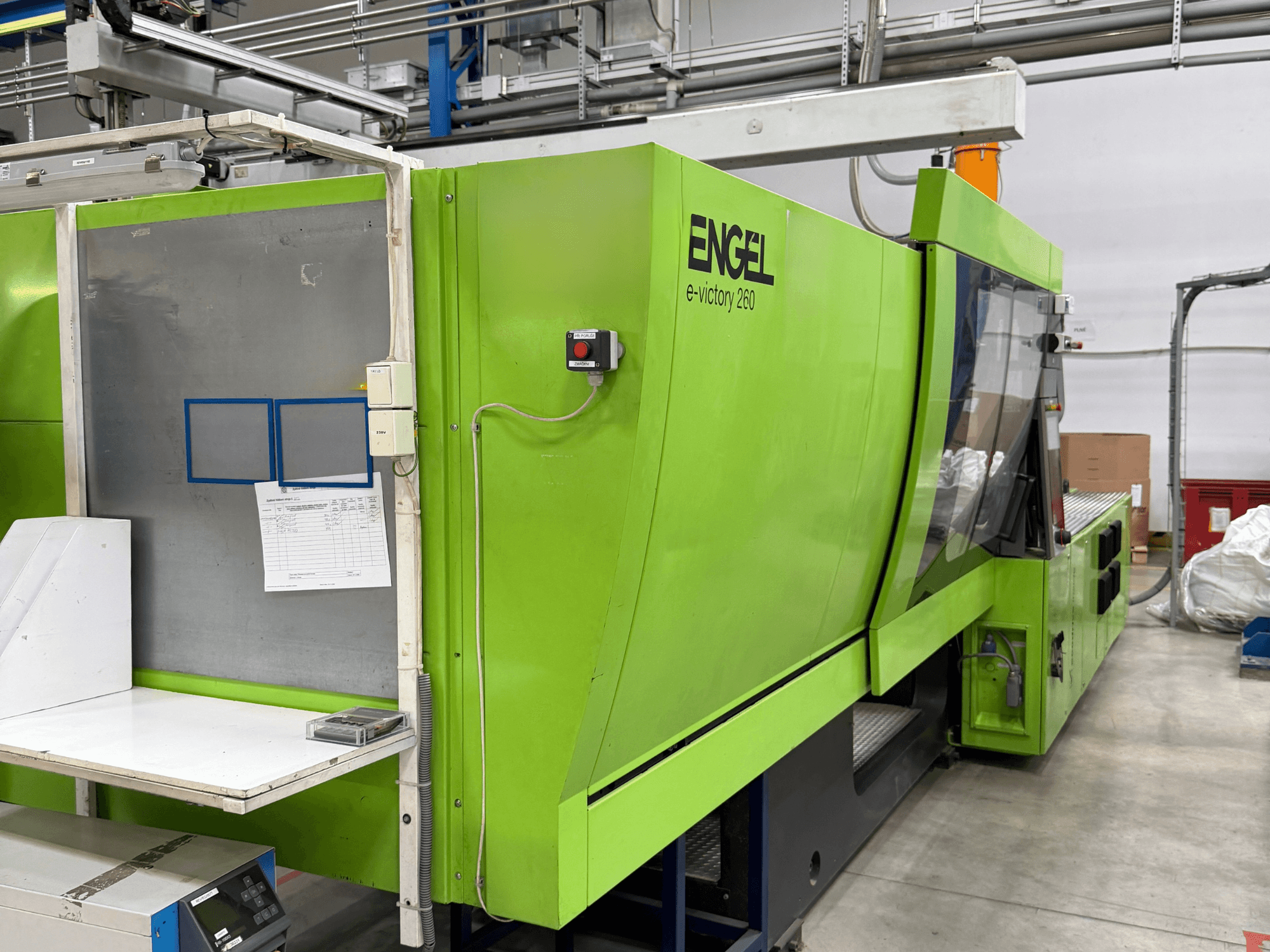 Green Engel e-victory 260 -sähköinen ruiskupuristuskone sivulta katsottuna; kuvassa näkyvät ohjauspaneeli ja työtaso.