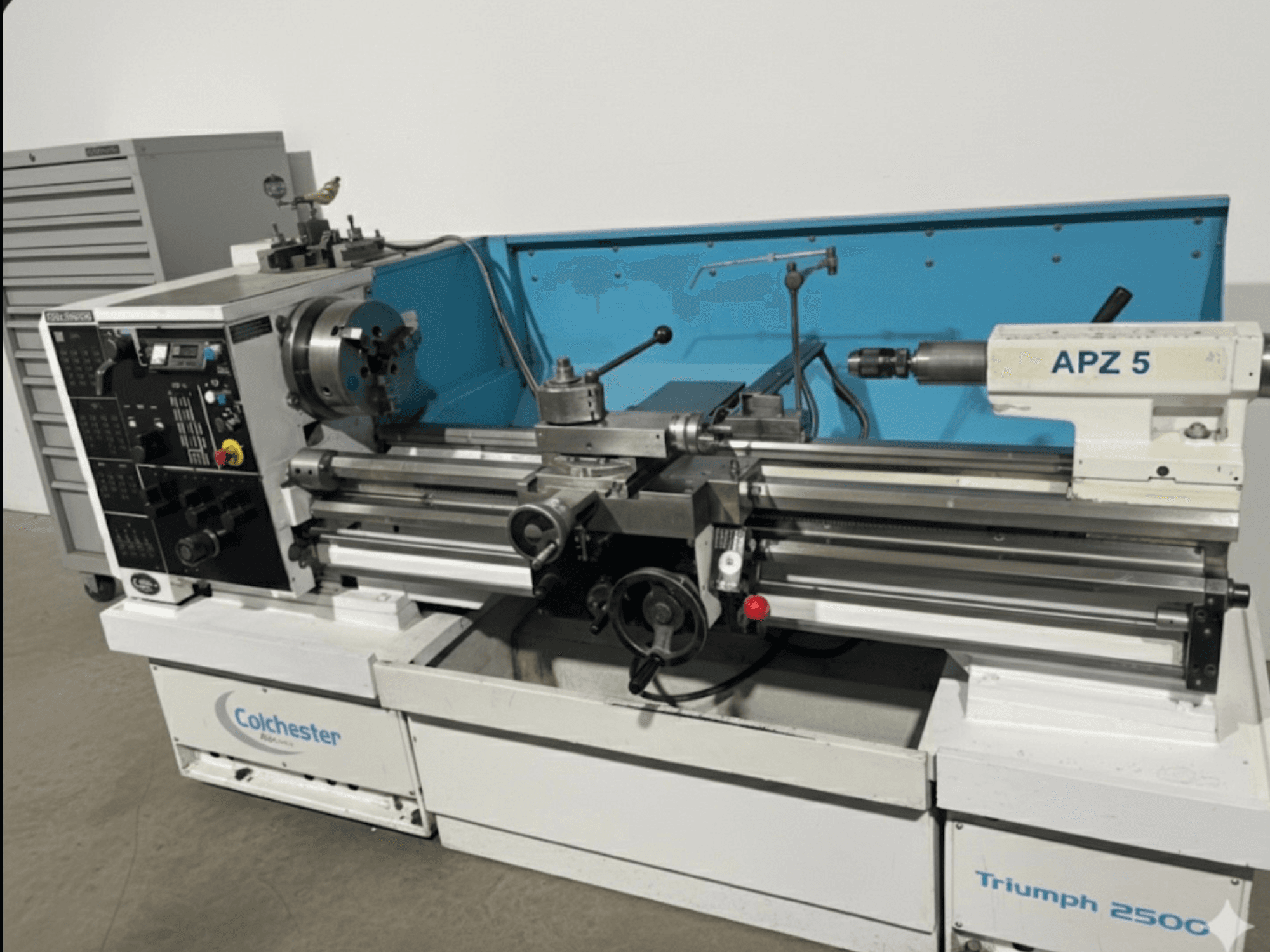 Colchester Triumph 250C -sorvi, etukuva, jossa on APZ 5 -lisälaite ja ohjauspaneeli, jossa on asteikot ja painikkeet.