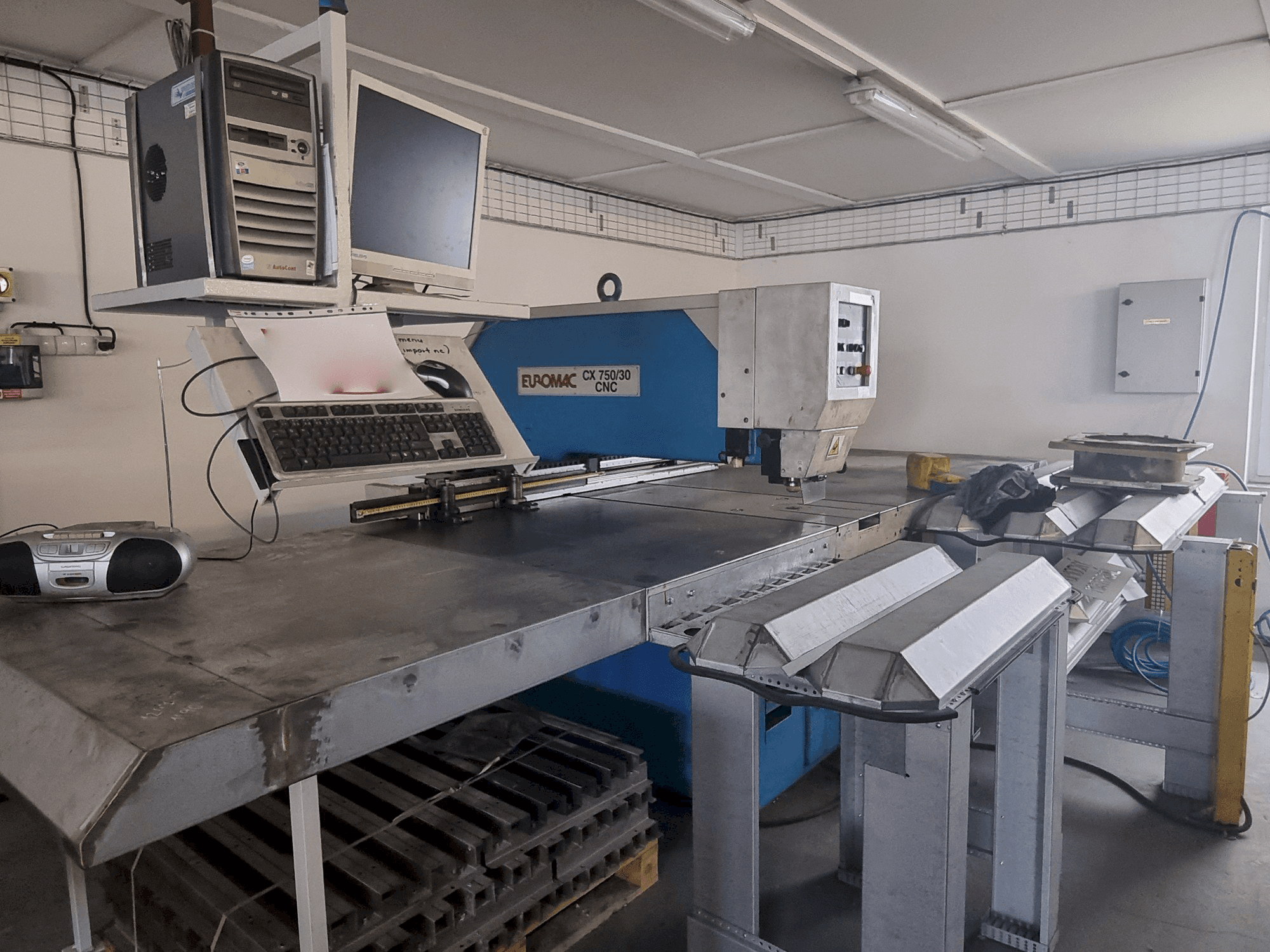 Koneen Euromac CX 750/30 CNC etunäkymä