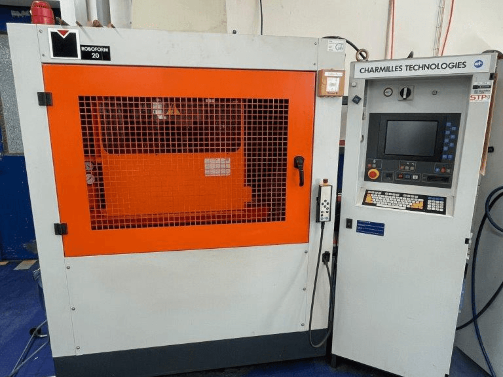 AgieCharmilles Robofrom 20 -syöppö- ja suulakepuristuskone, etukuva, jossa ohjauspaneeli ja oranssi suojasäleikkö.