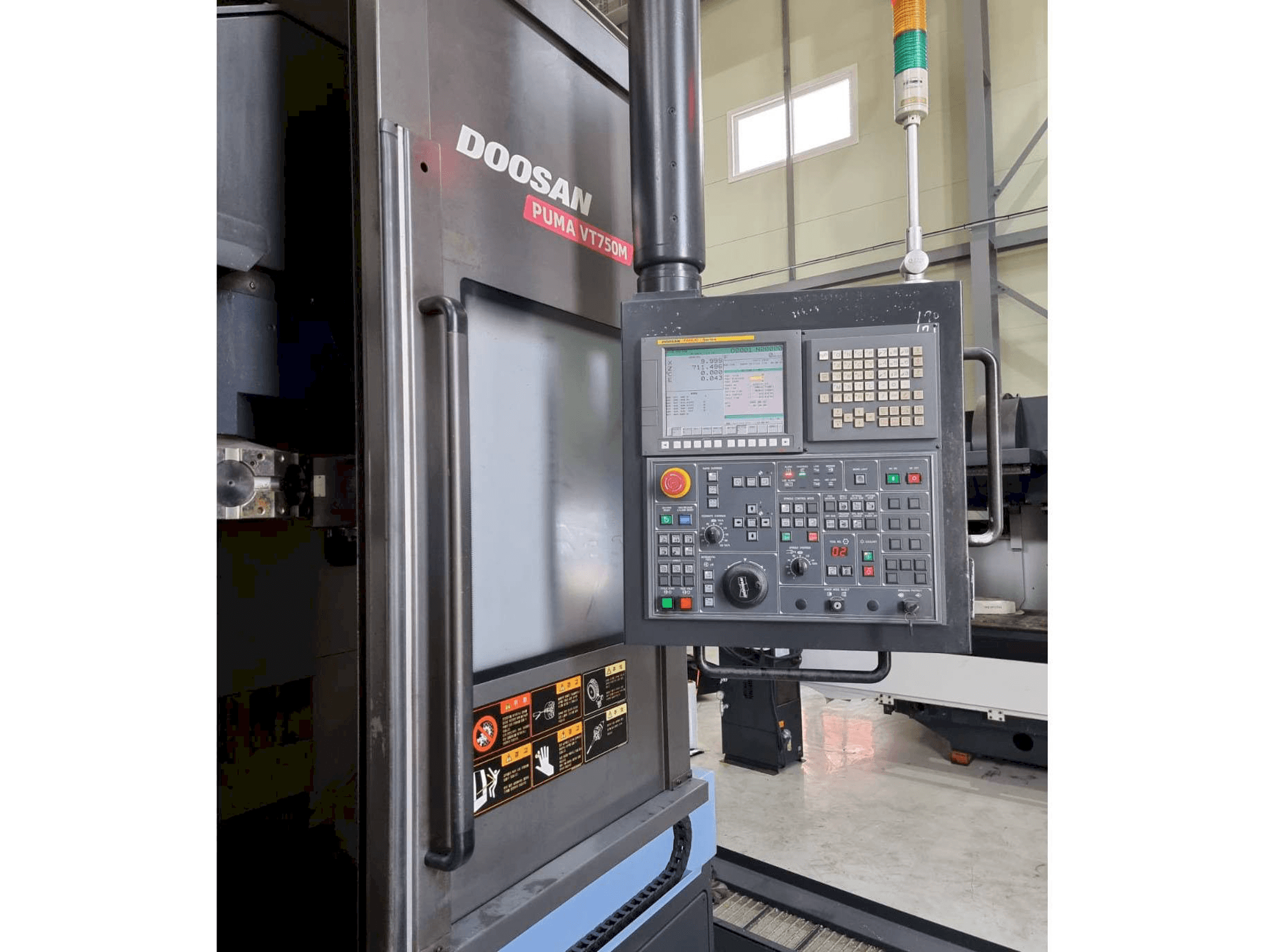 Koneen Doosan Puma VT750M vasemman sivun näkymä