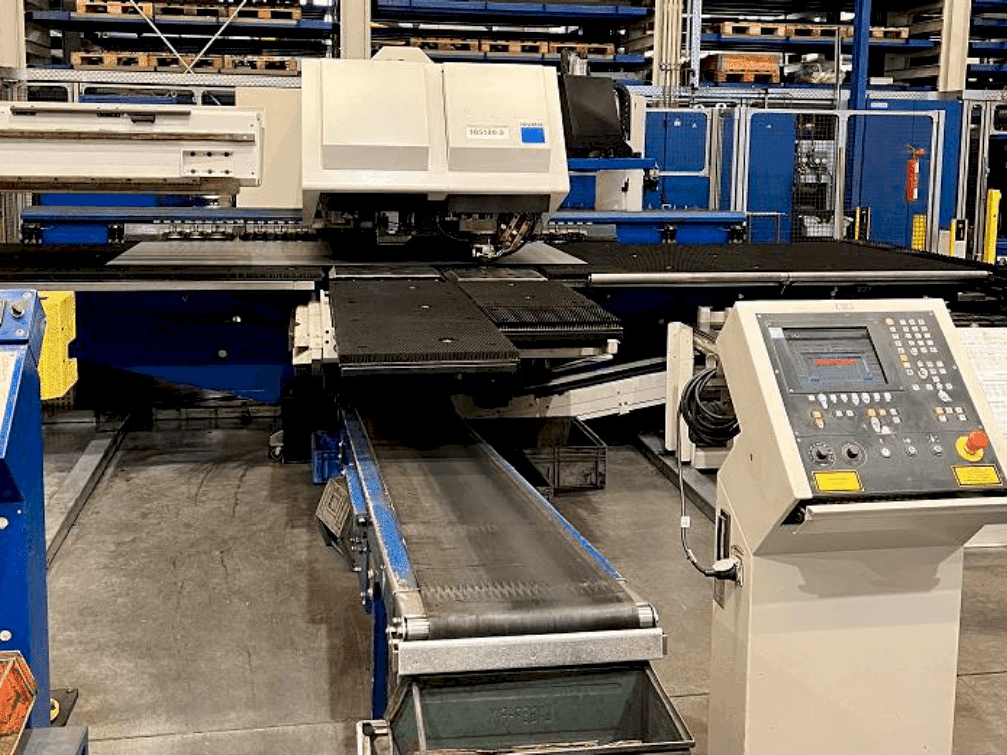 Koneen TRUMPF Trumatic 6000 L + Sheetmaster etunäkymä