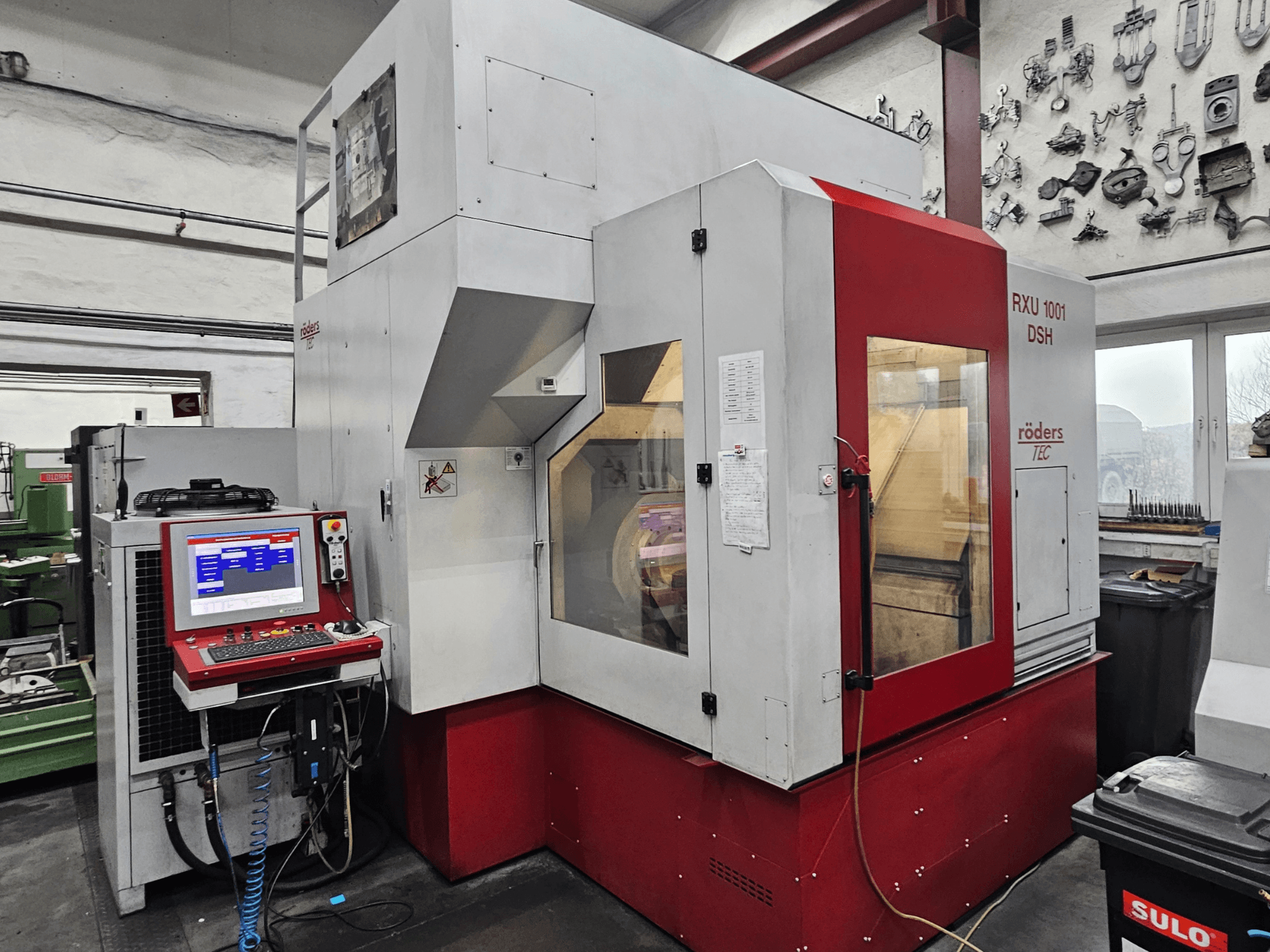 RÖDERS RXU 1001 DSH -pystytyöstökeskus, etukuva, jossa näkyy ohjauspaneeli ja koneen yksityiskohdat korjaamolla.