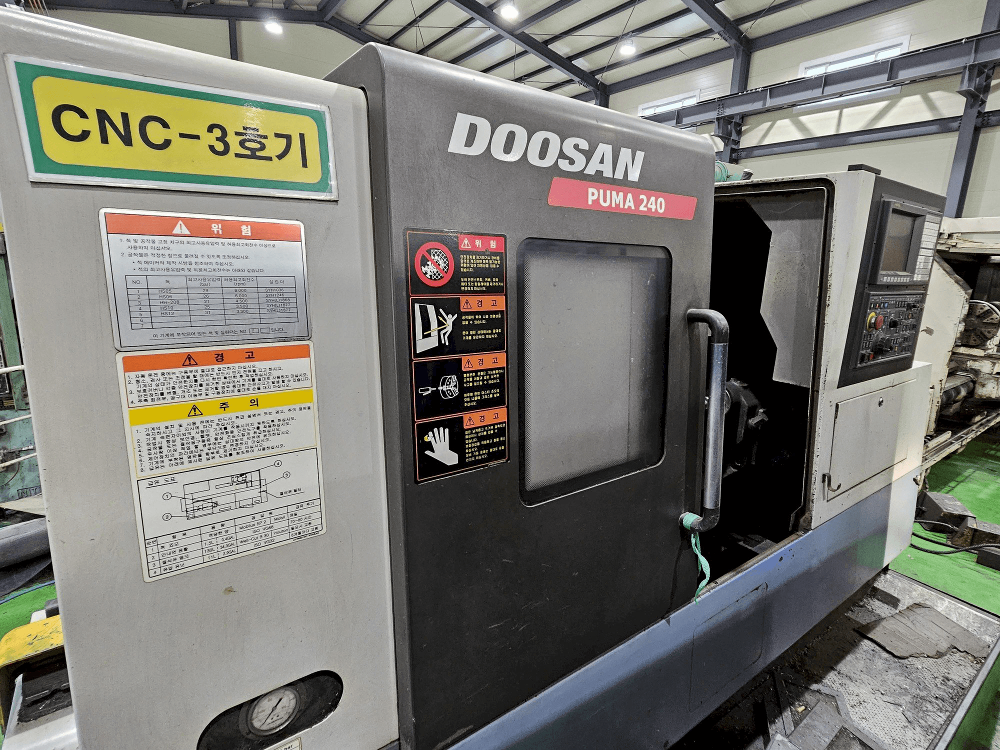 Koneen Doosan Puma 240 etunäkymä