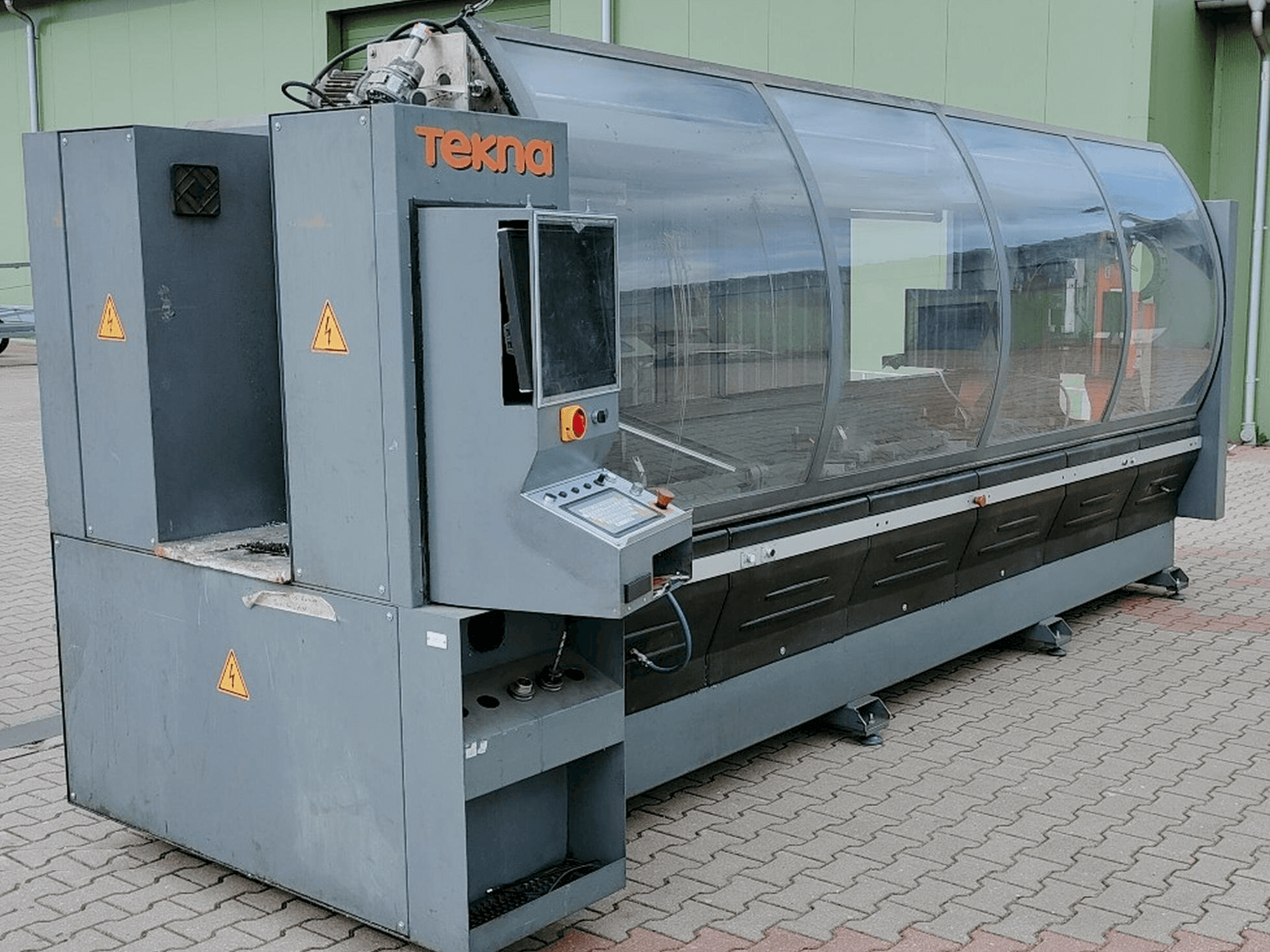 Koneen Tekna TK427-3 etunäkymä