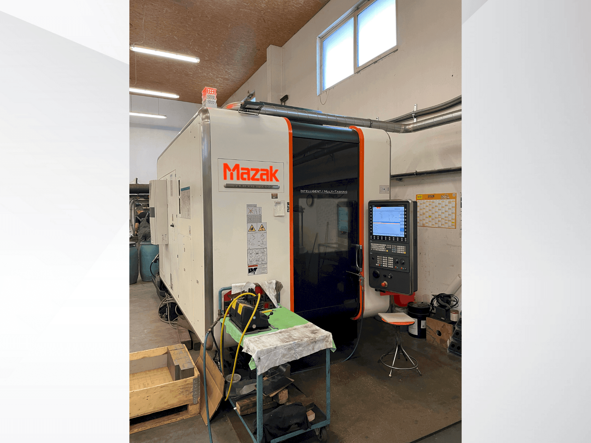 Koneen Mazak Variaxis i-600 etunäkymä