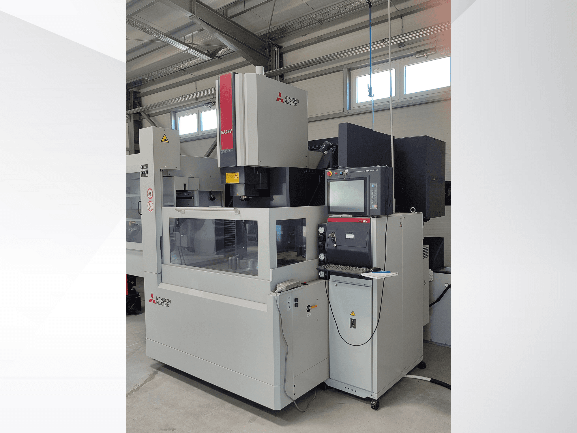 Mitsubishi Electric EA32V -langanleikkaus EDM-kone sivukuvassa, jossa on ohjauspaneeli ja lasin läpi näkyvä työalue.