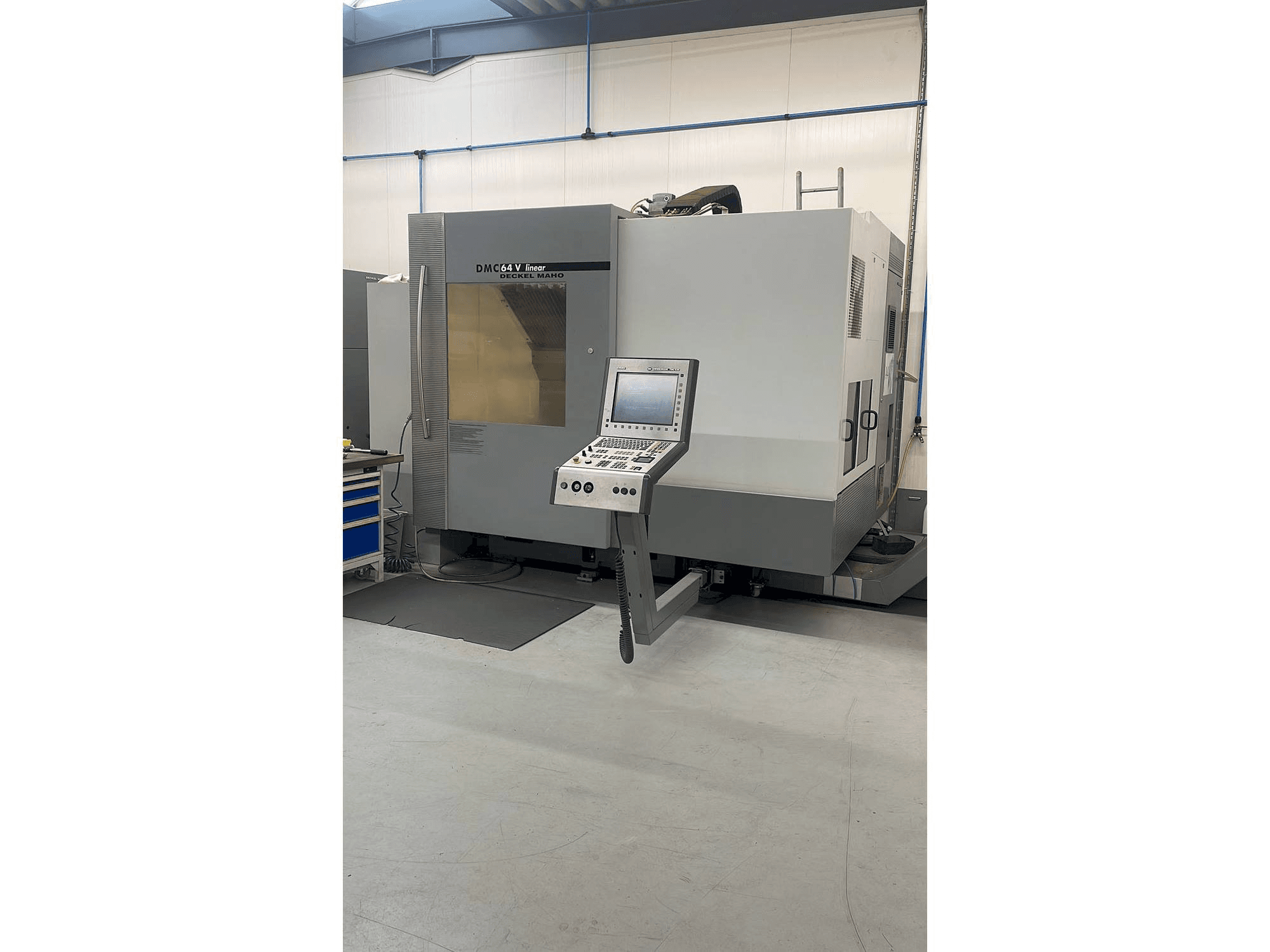 Koneen DECKEL MAHO DMC 64V linear etunäkymä