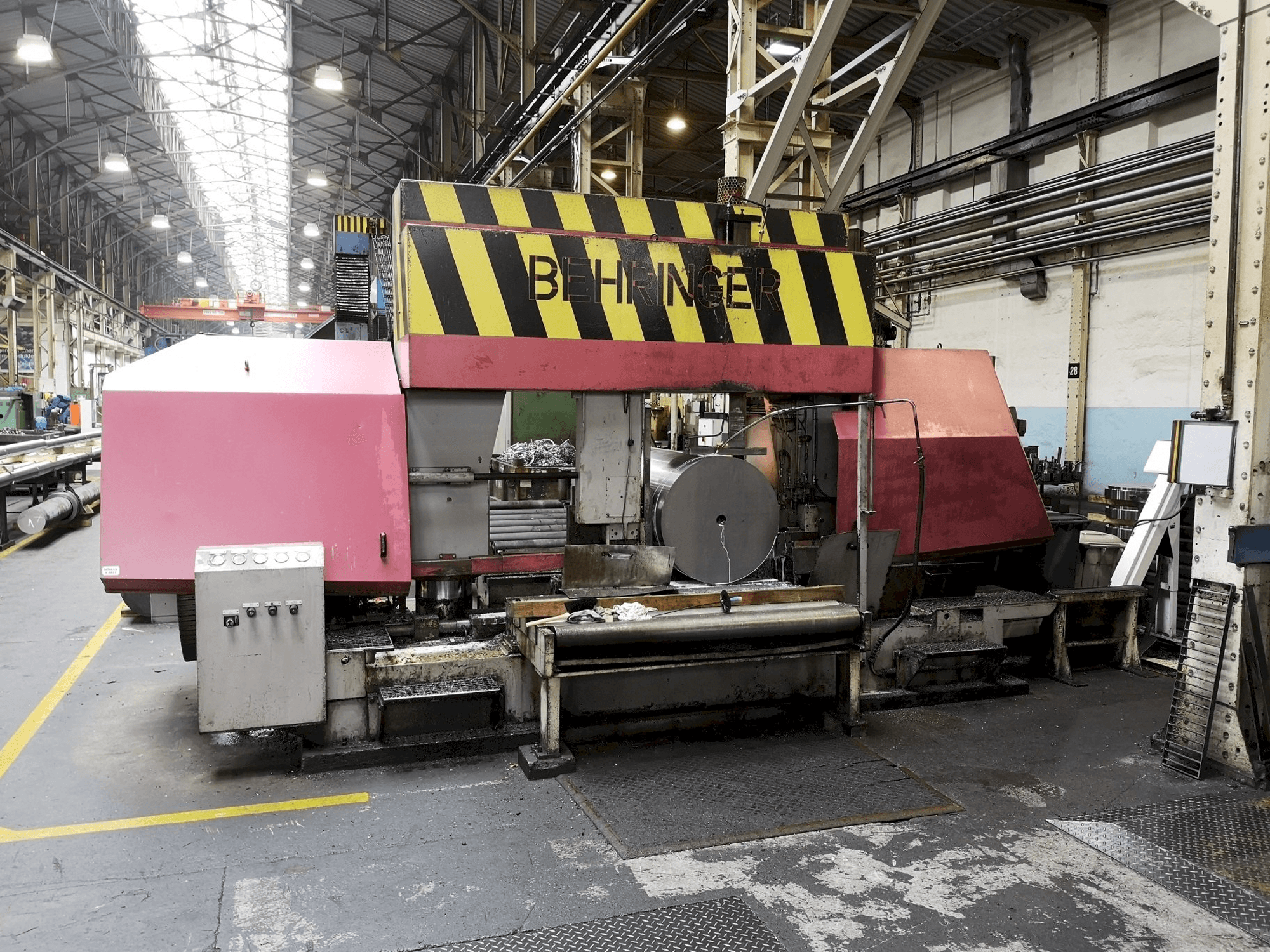 Koneen Behringer HBP1080/1700 A/CNC etunäkymä