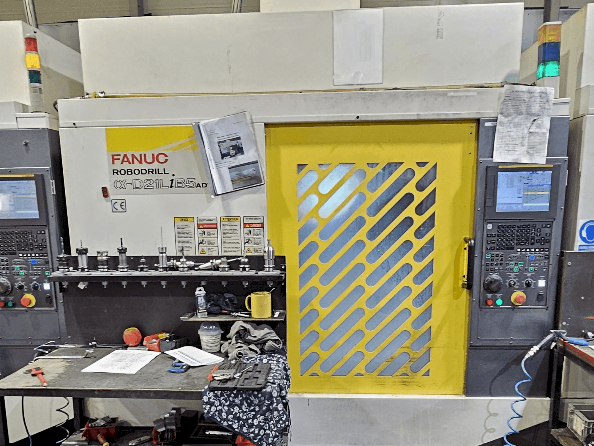 Koneen FANUC Robodrill α-D21L iB 5 ADV etunäkymä