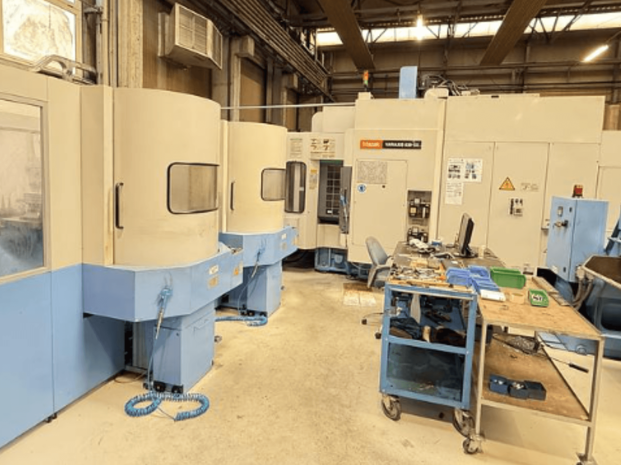 Mazak Variaxis 630-5X -pystytyöstökeskus työpajassa, etukuva, jossa näkyy ohjauspaneeli ja työkalujen säilytysalue.